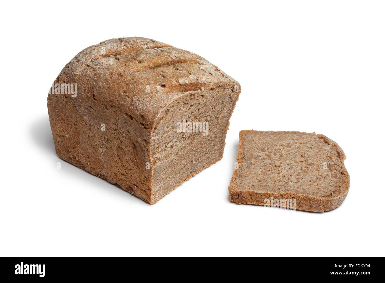 Miche de pain de seigle au levain frais sur fond blanc Banque D'Images