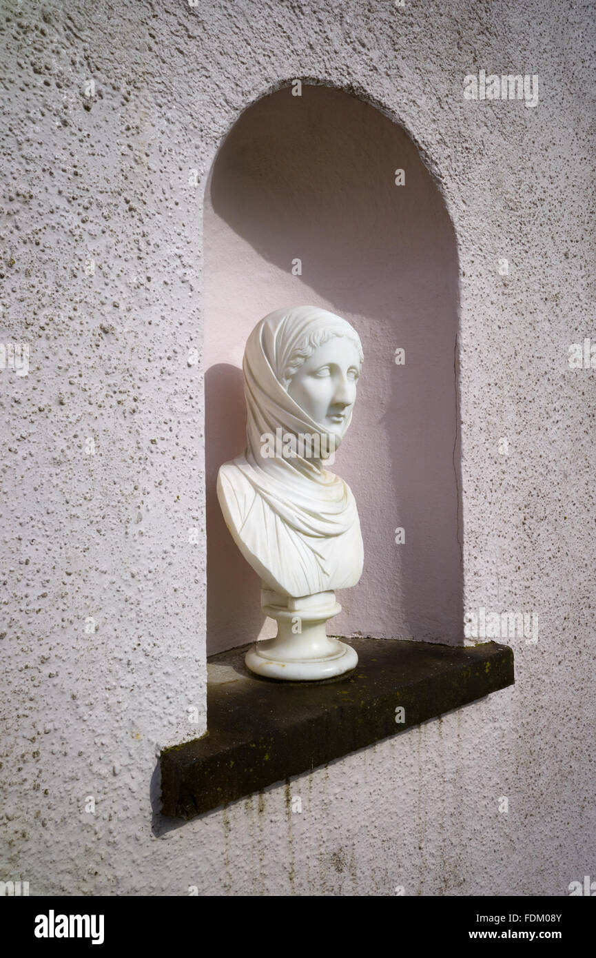 L'hiver, un buste de Christopher Hewetson dans une niche sur le mur écran incurvé à Ardress House, County Armagh. Banque D'Images