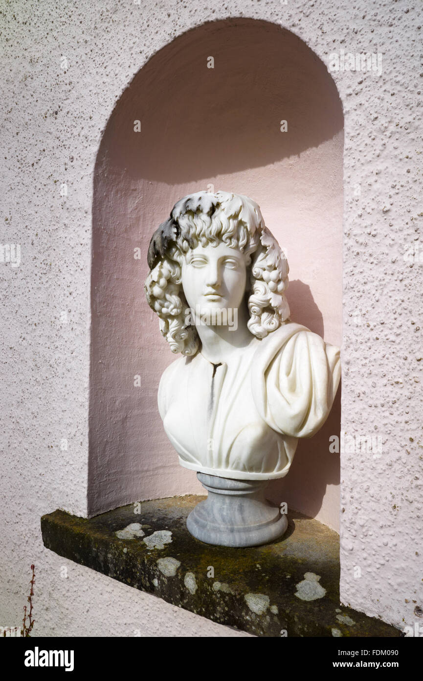Un buste de printemps par Christopher Hewetson dans une niche sur le mur écran incurvé à Ardress House, County Armagh. Banque D'Images