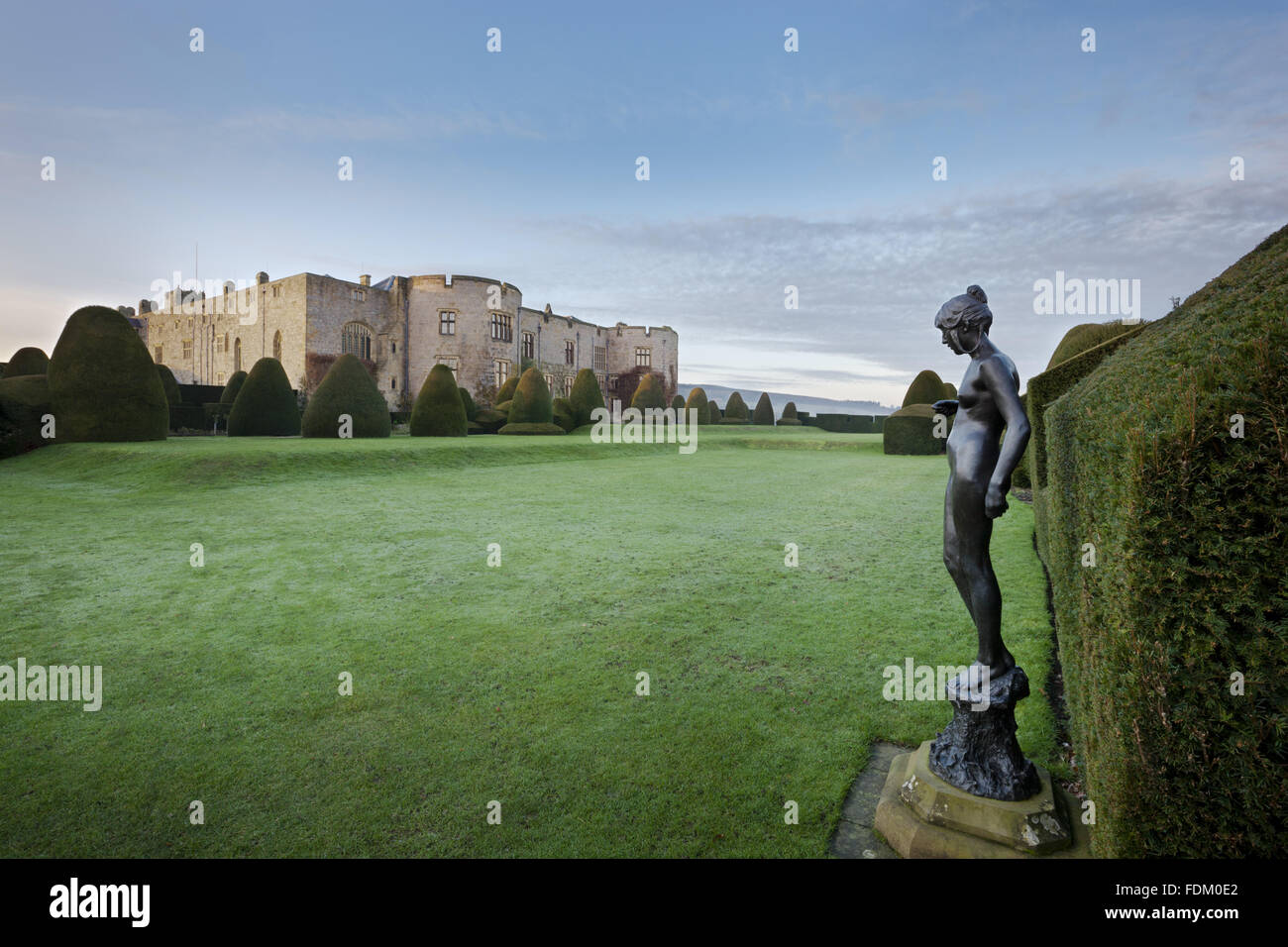 Le front de l'Est et l'if à topiaire château de Chirk, Wrexham, avec une statue de nymphe au premier plan. Château de Chirk a été construit entre 1295 et 1310, mais le front de l'Est a été réparé et reconstruit au xviie siècle. Banque D'Images