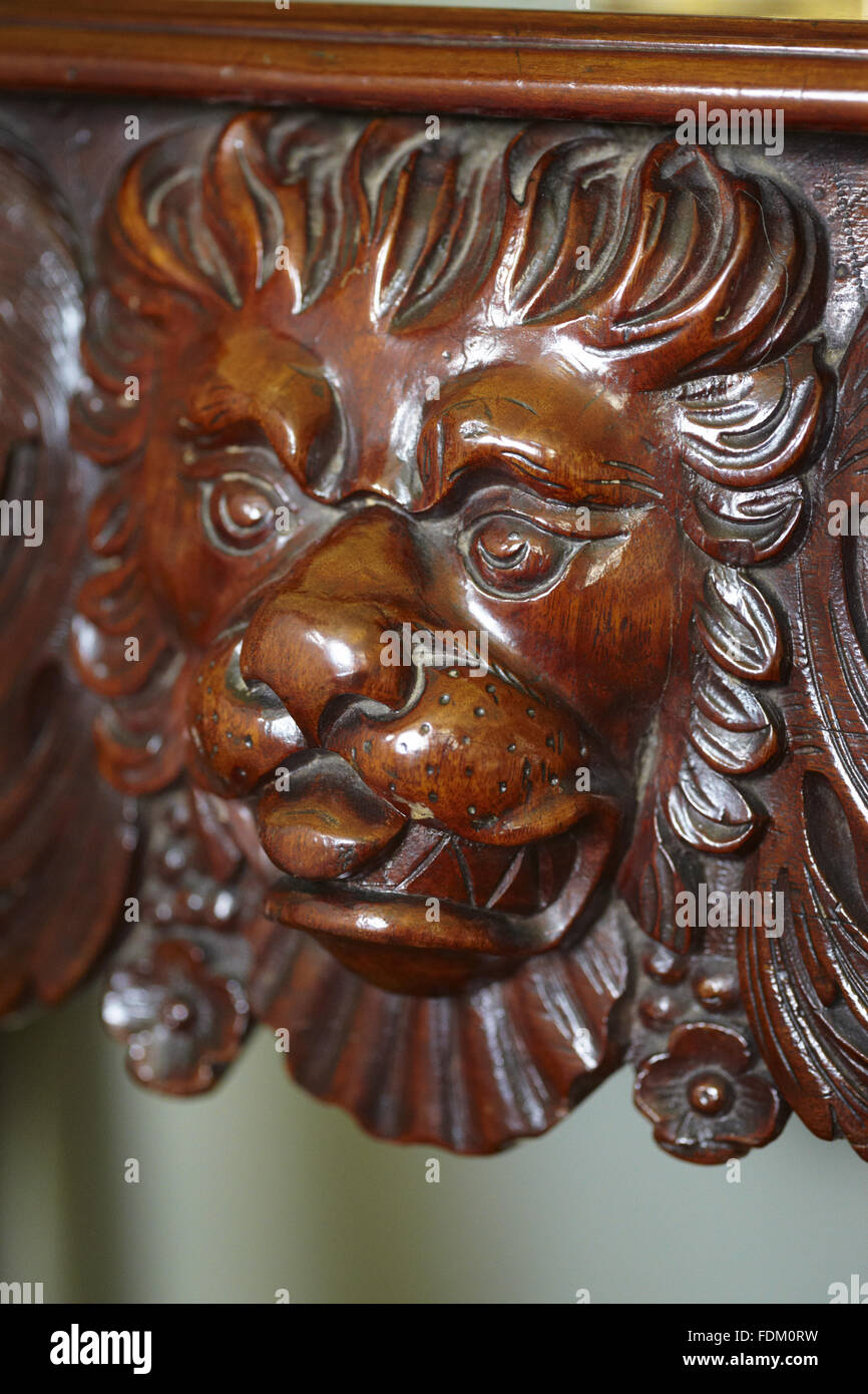 Masque de lion en bois sculpté sur une table de service irlandais de c.1760 à Ardress House, County Armagh. Banque D'Images