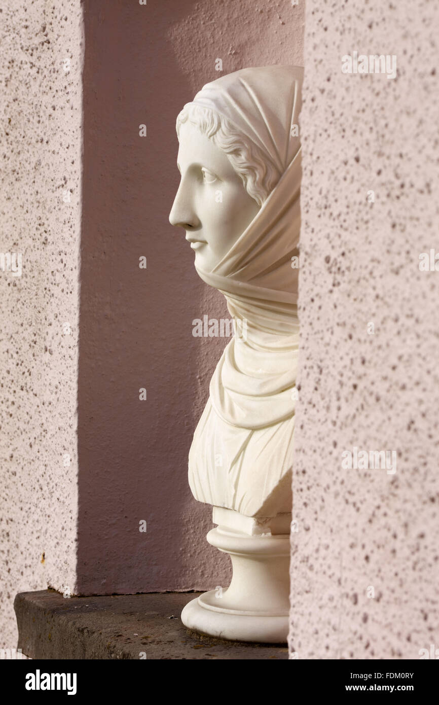 Un buste d'hiver par Christopher Hewetson dans une niche sur le mur écran incurvé à Ardress House, County Armagh. Banque D'Images