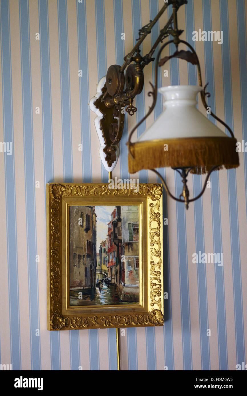 Un meilleur support mural 'Surprise' de la lumière avec un verre blanc mi-ombre, sur une peinture de Venise, dans la chambre du Capitaine Shelton à l'Argory, County Armagh. Banque D'Images