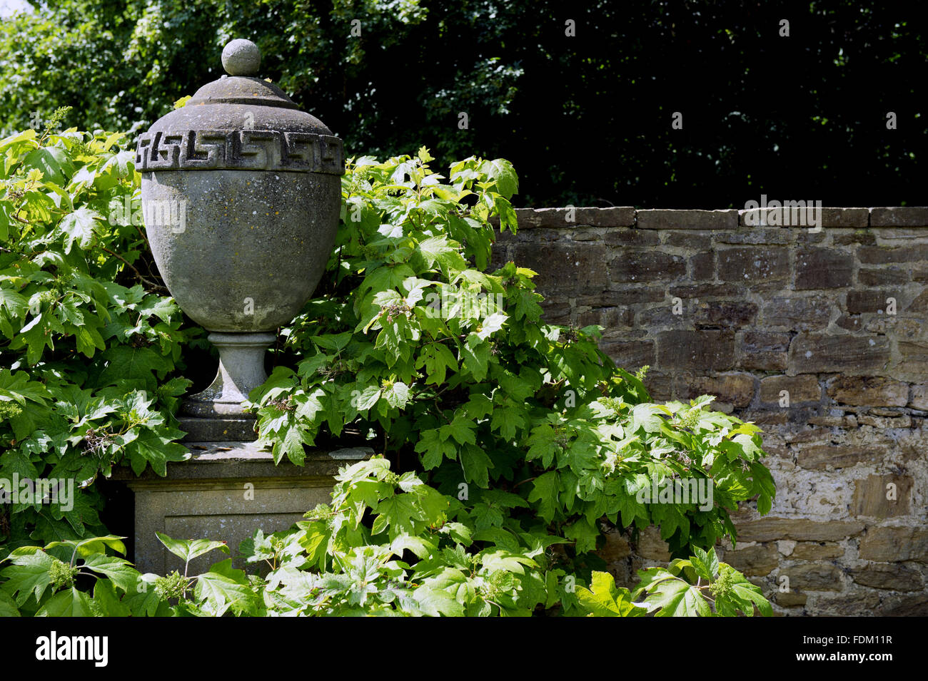 William Kent Reproduction de l'urne au jardin de Tintinhull Garden, dans le Somerset. Banque D'Images