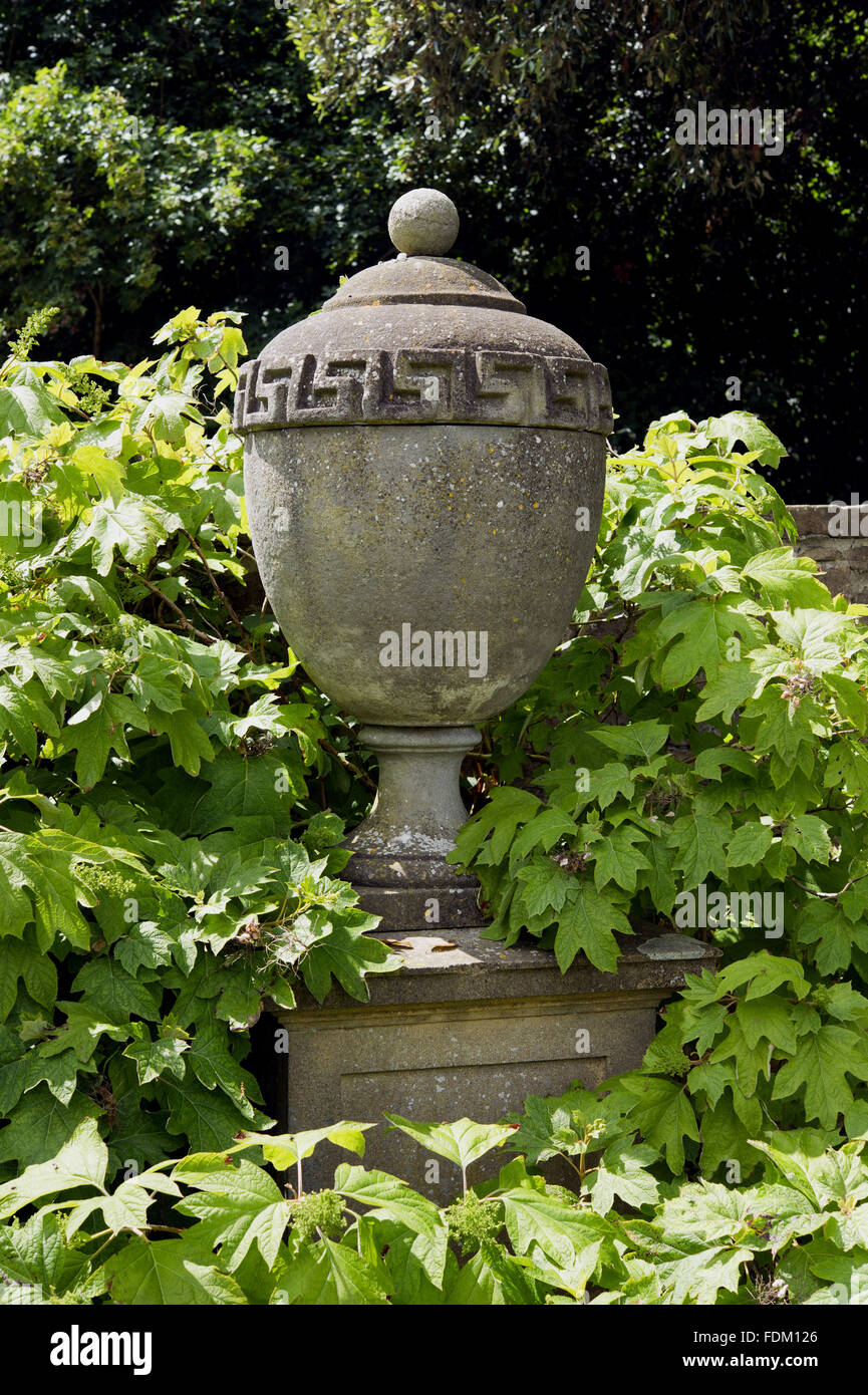 William Kent Reproduction de l'urne au jardin de Tintinhull Garden, dans le Somerset. Banque D'Images