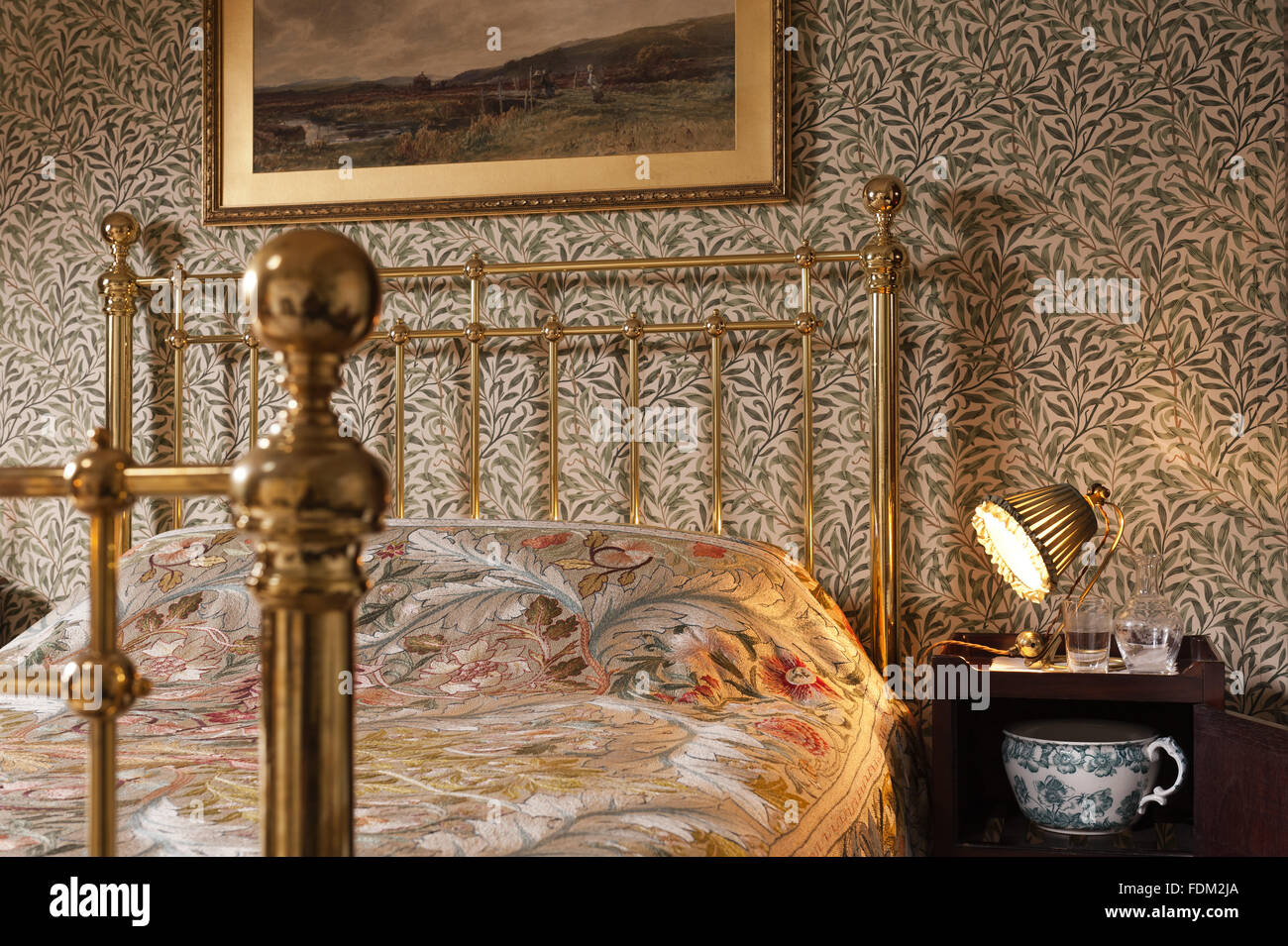 Le lit dans la chambre à coucher à Westbourne Standen, West Sussex. Banque D'Images