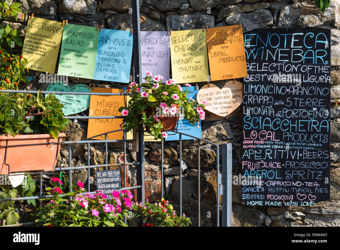 Les enseignes, et les fleurs d'un cafe à Corniglia, Cinque Terre (Cinq Terres), Parc National de Ligurie, Italie. Banque D'Images