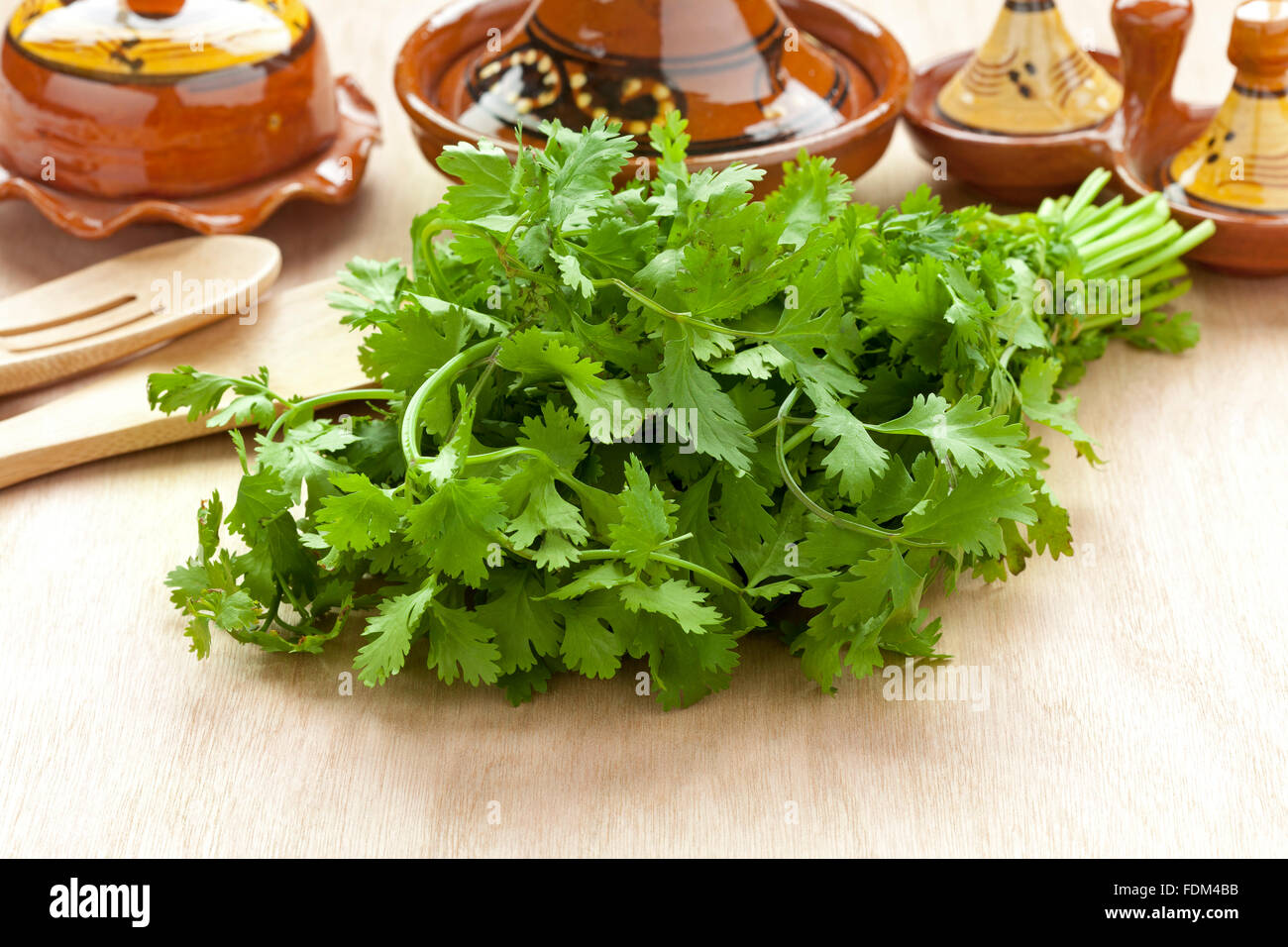 Bouquet de coriandre frais sur la table Banque D'Images