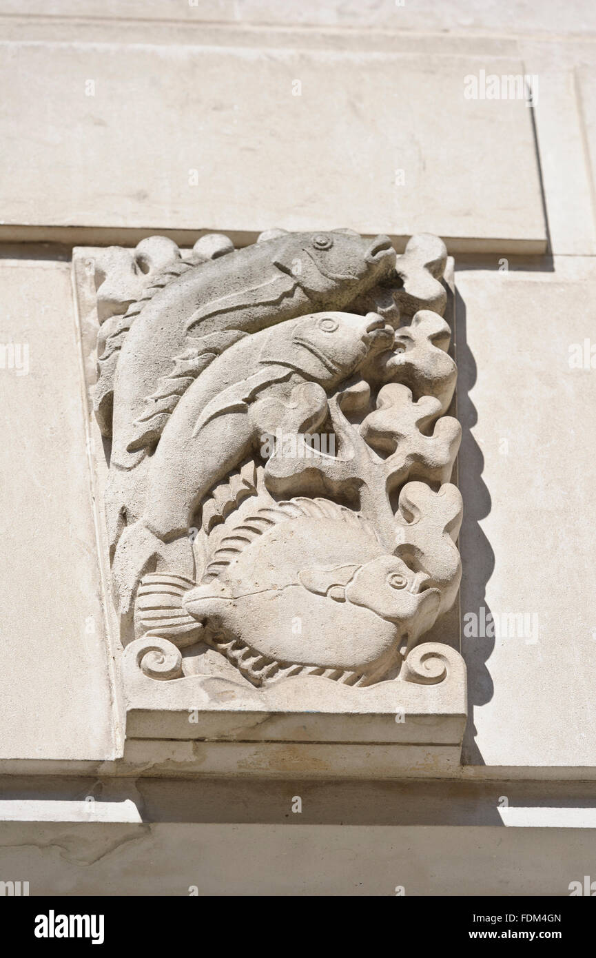 Sculptures de pierre décorative chiffres sur le ministère de l'énergie et le climat social, Londres, Royaume-Uni. Banque D'Images