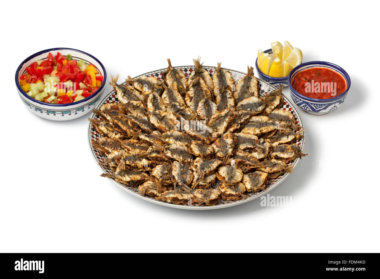 Plat avec des sardines farcies frites marocain sur fond blanc Banque D'Images