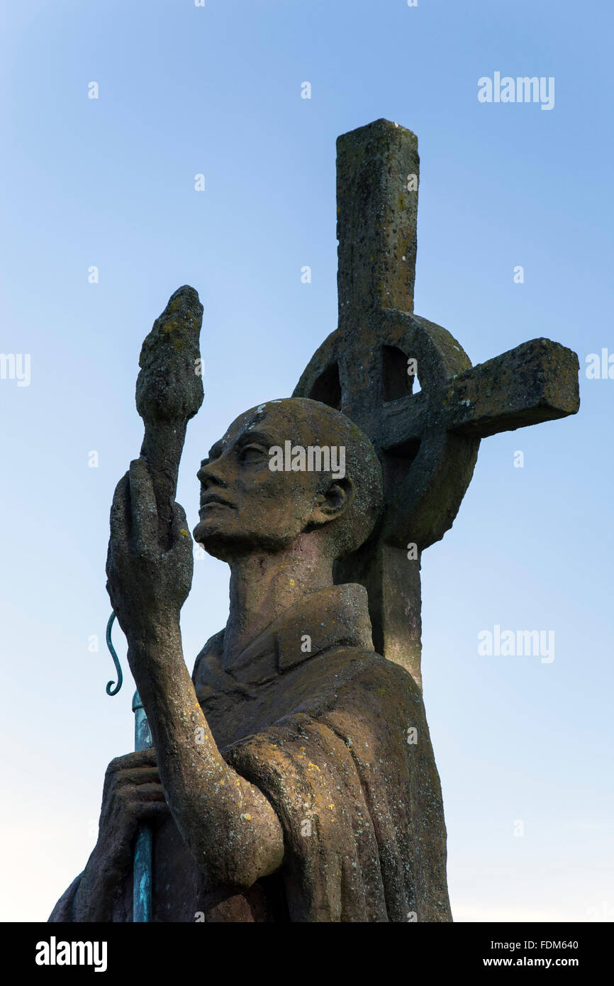 Statue de Saint Cuthbert, Prieuré de Lindisfarne, Holy Island, Angleterre, Royaume-Uni Banque D'Images