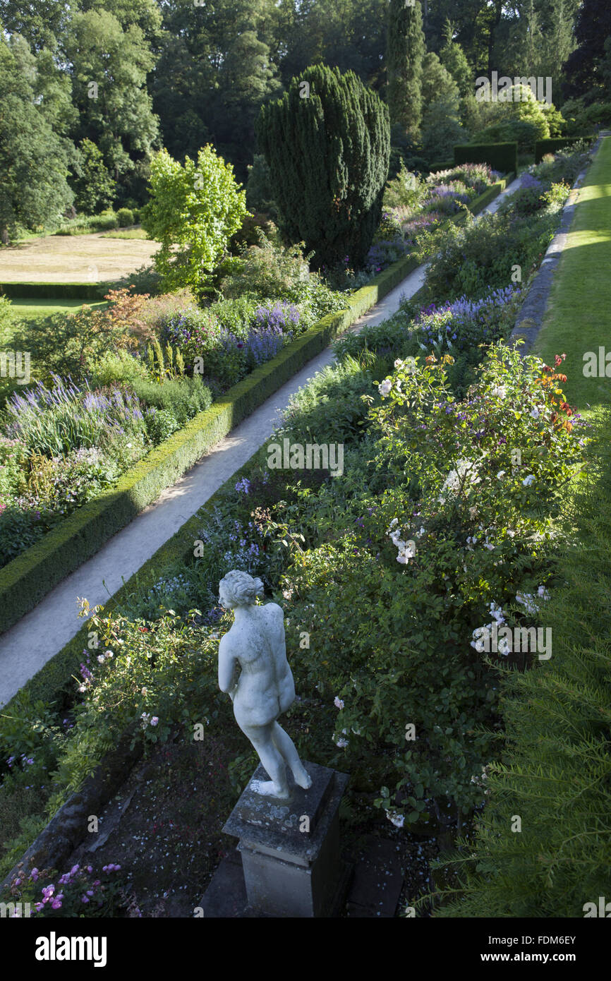 Vue sur la terrasse de l'Orangerie dans le jardin en juillet au château de Powis, Powys, Pays de Galles. Banque D'Images