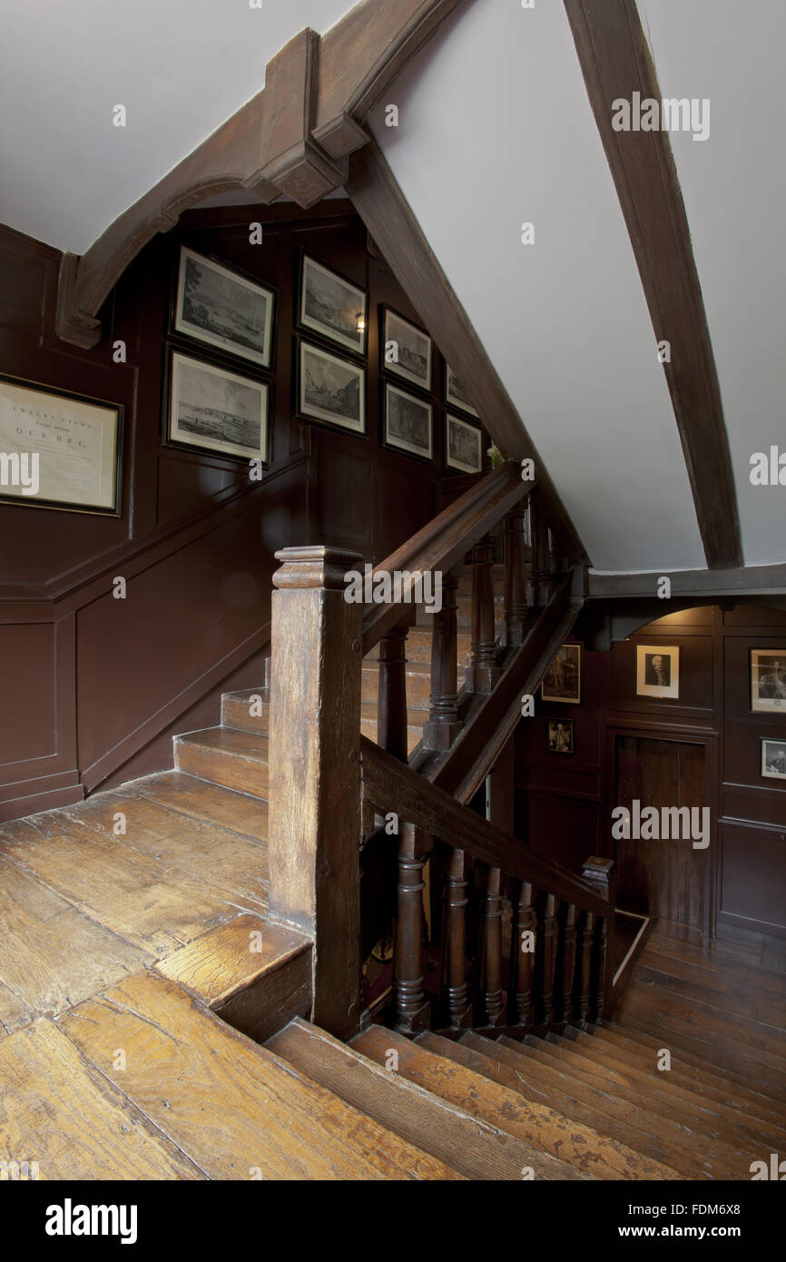 L'escalier entre le rez-de-chaussée et au premier étage de la Maison du Québec, Westerham, dans le Kent. La Maison du Québec a été la maison d'enfance du général James Wolfe. Banque D'Images