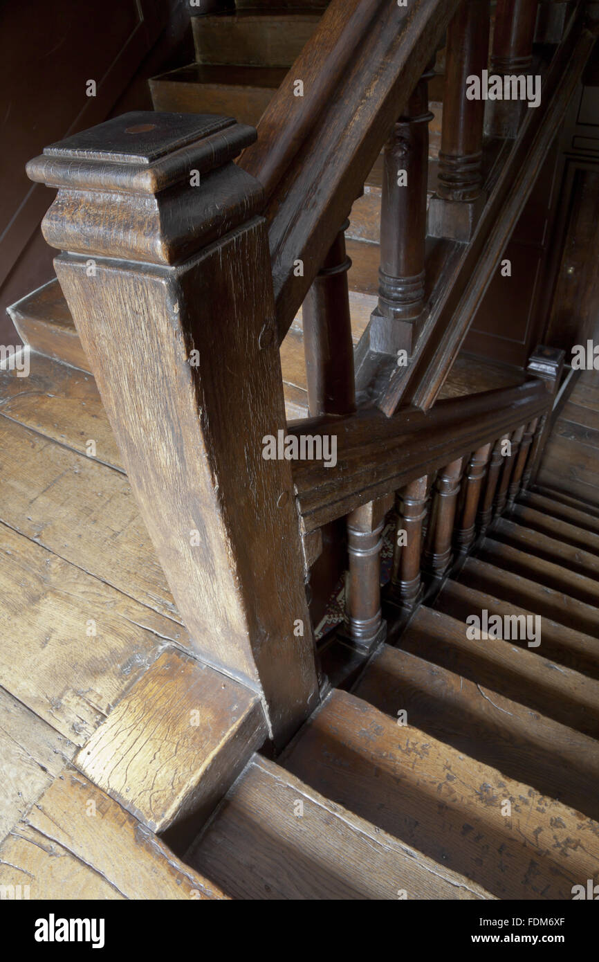 Newel post sur l'escalier entre le rez-de-chaussée et au premier étage de la Maison du Québec, Westerham, dans le Kent. La Maison du Québec a été la maison d'enfance du général James Wolfe. Banque D'Images