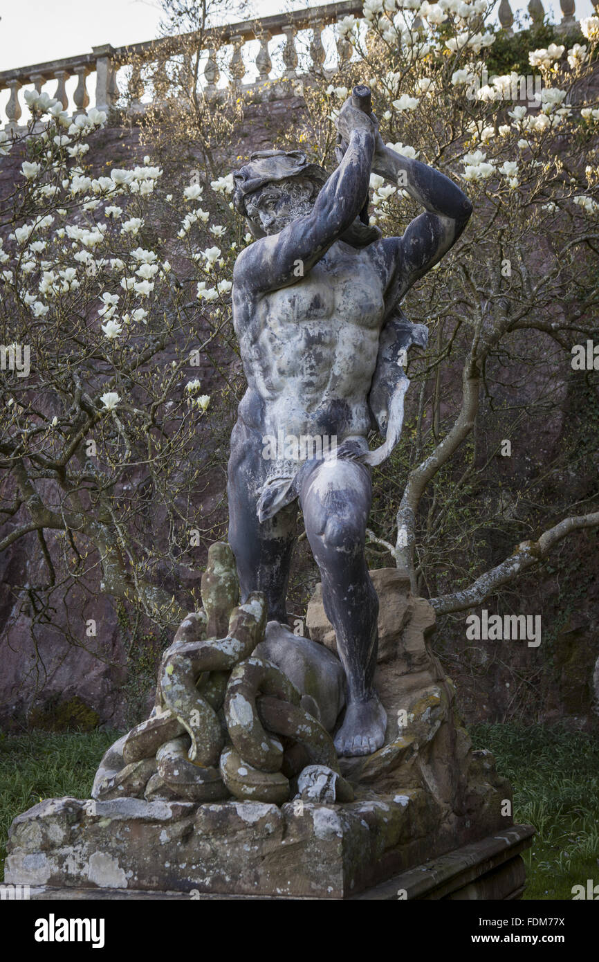 La statue d'hercule de plomb faites par Andries Carpentiere dans l'atelier de John van Nost, dans le jardin, au mois de mars, au château de Powis, Powys, Pays de Galles. Banque D'Images