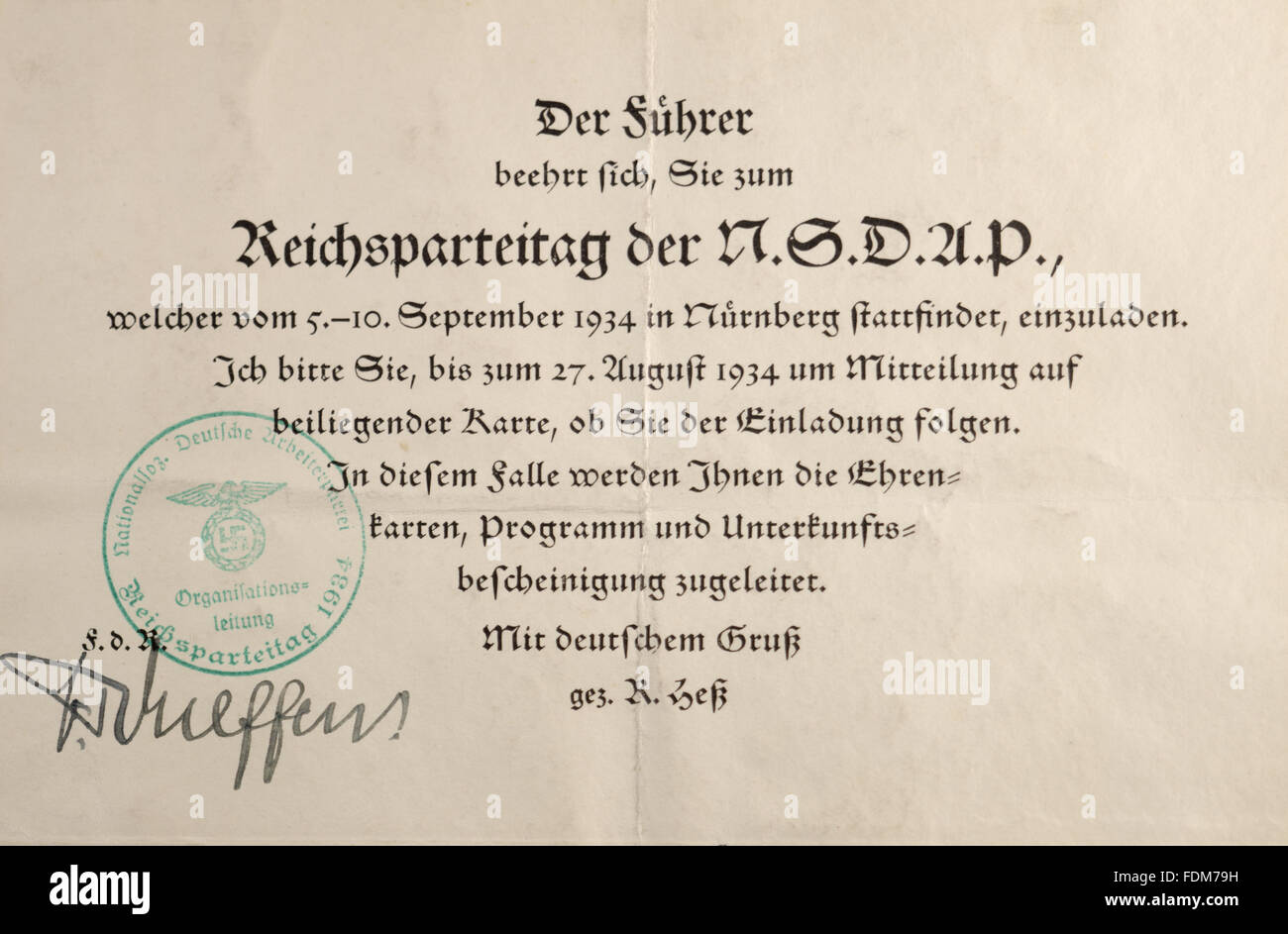 Une invitation, en allemand, à la Nuremberg 1934 rallyes du Fuhrer. L'invitation est à la page 57, dans l'un des treize albums de boutures daté 1933-1936, à Polesden Lacey, Surrey. NT Numéro d'inventaire : 1246423.12. Banque D'Images