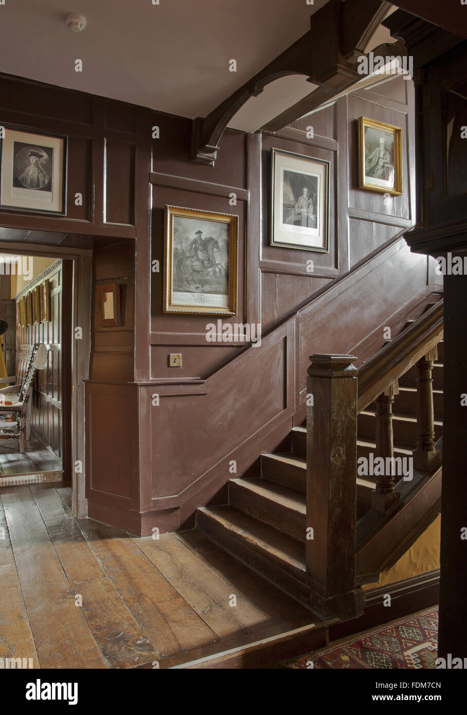 Vue depuis l'escalier à travers la porte dans la salle du bicentenaire à La Maison du Québec, Westerham, dans le Kent. La Maison du Québec a été la maison d'enfance du général James Wolfe. Banque D'Images