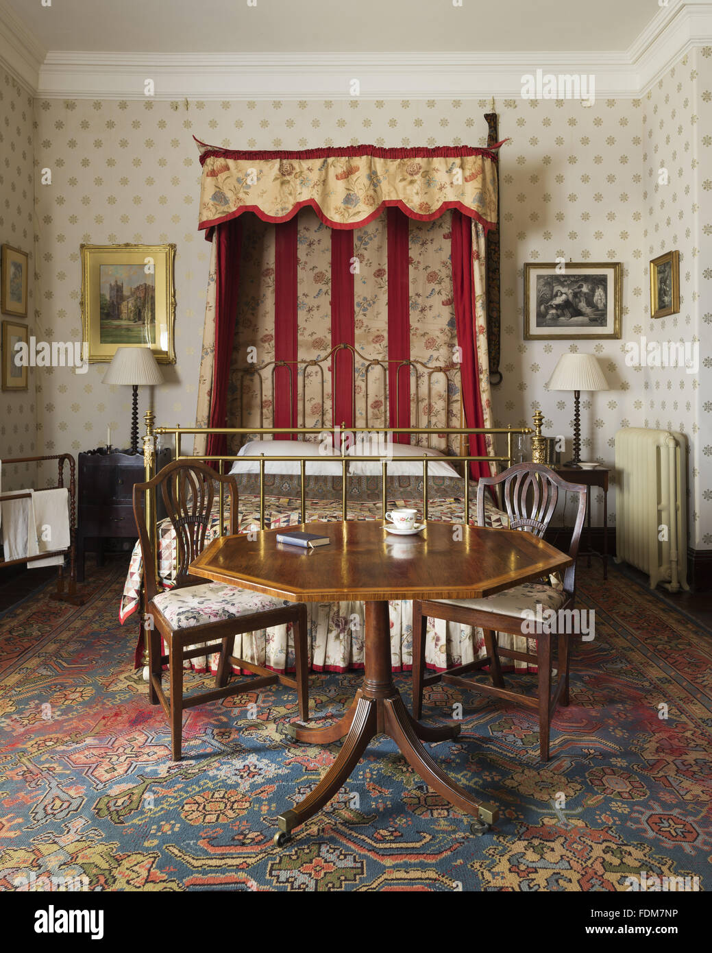 La chambre à coucher à l'Est Quantoxhead château de Dunster, Somerset, avec fer et laiton avec lit à baldaquin à dais et courtepointe c.1830 par Mary Drewe trois filles de vieille fille. Banque D'Images