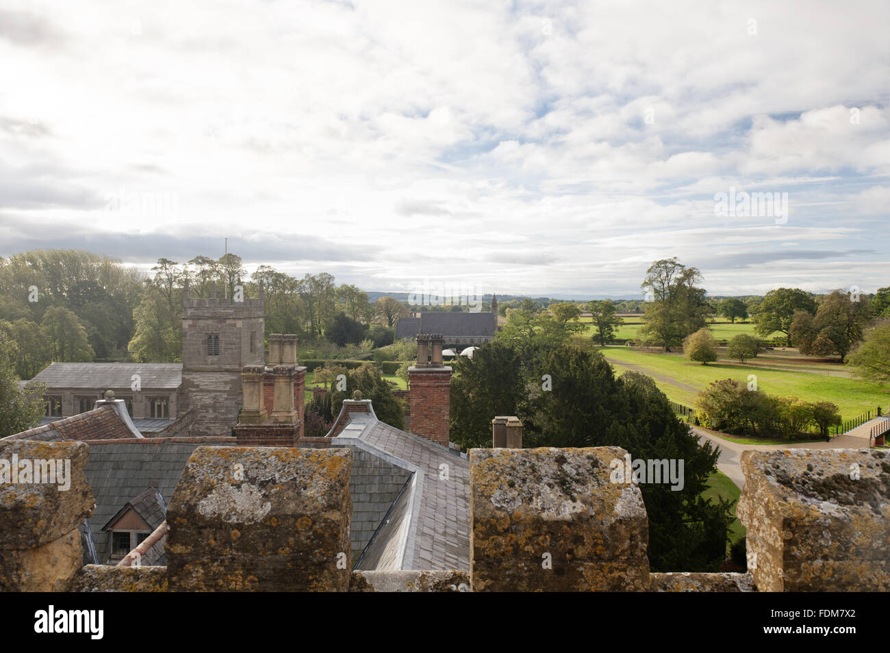 La vue depuis le toit à Coughton Court, Warwickshire, vers les deux églises (non National Trust). Banque D'Images