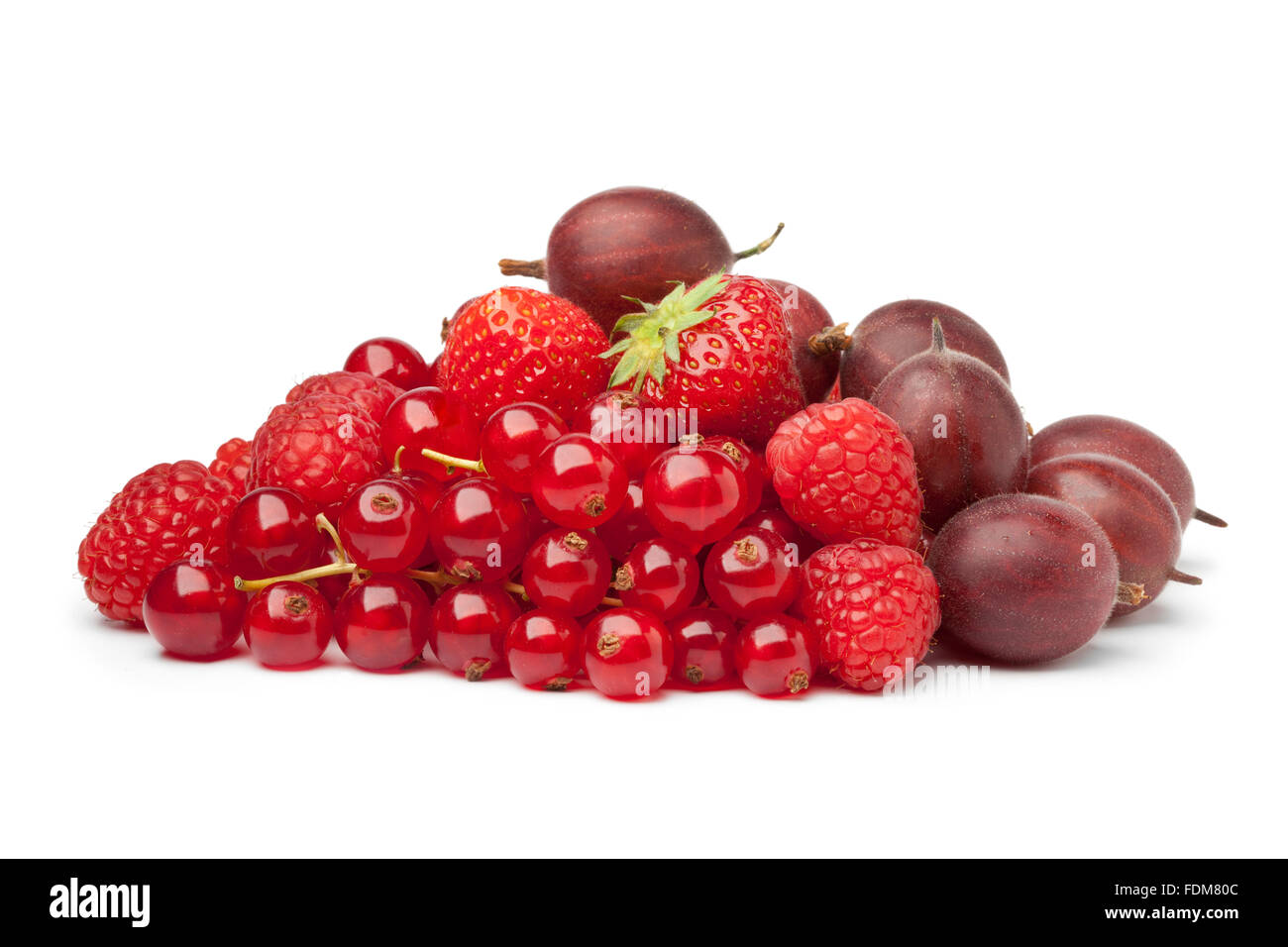 Composition de fruits rouges sur fond blanc Banque D'Images