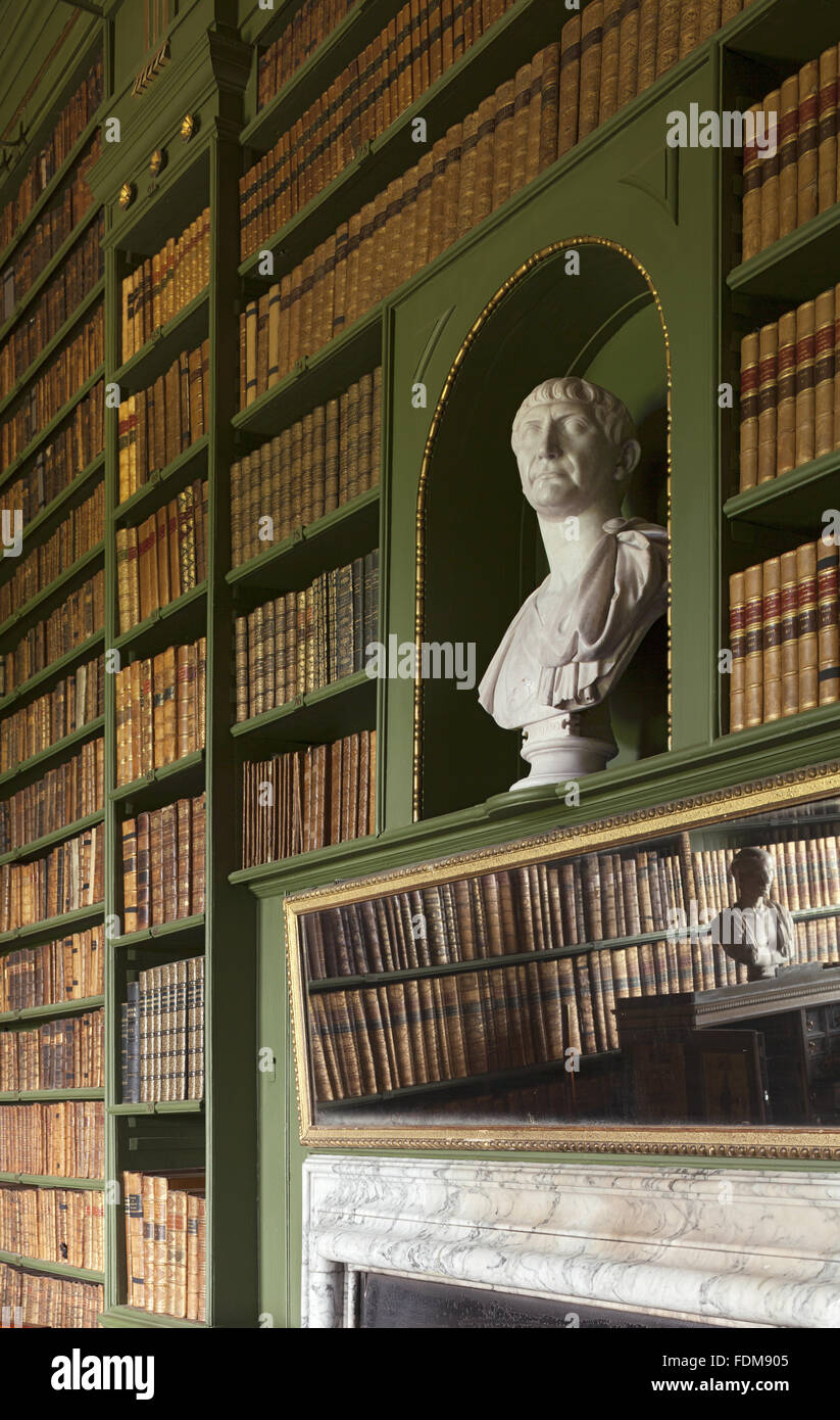 Buste de John Cust, comte Brownlow dans une niche en forme entouré d'étagères dans l'étude à Belton House, Lincolnshire. John Cust, comte Brownlow (1779-1853) par Joseph Nollekens (1737-1823), en marbre Carrerra. Numéro d'Inventaire National Trust : 43 Banque D'Images