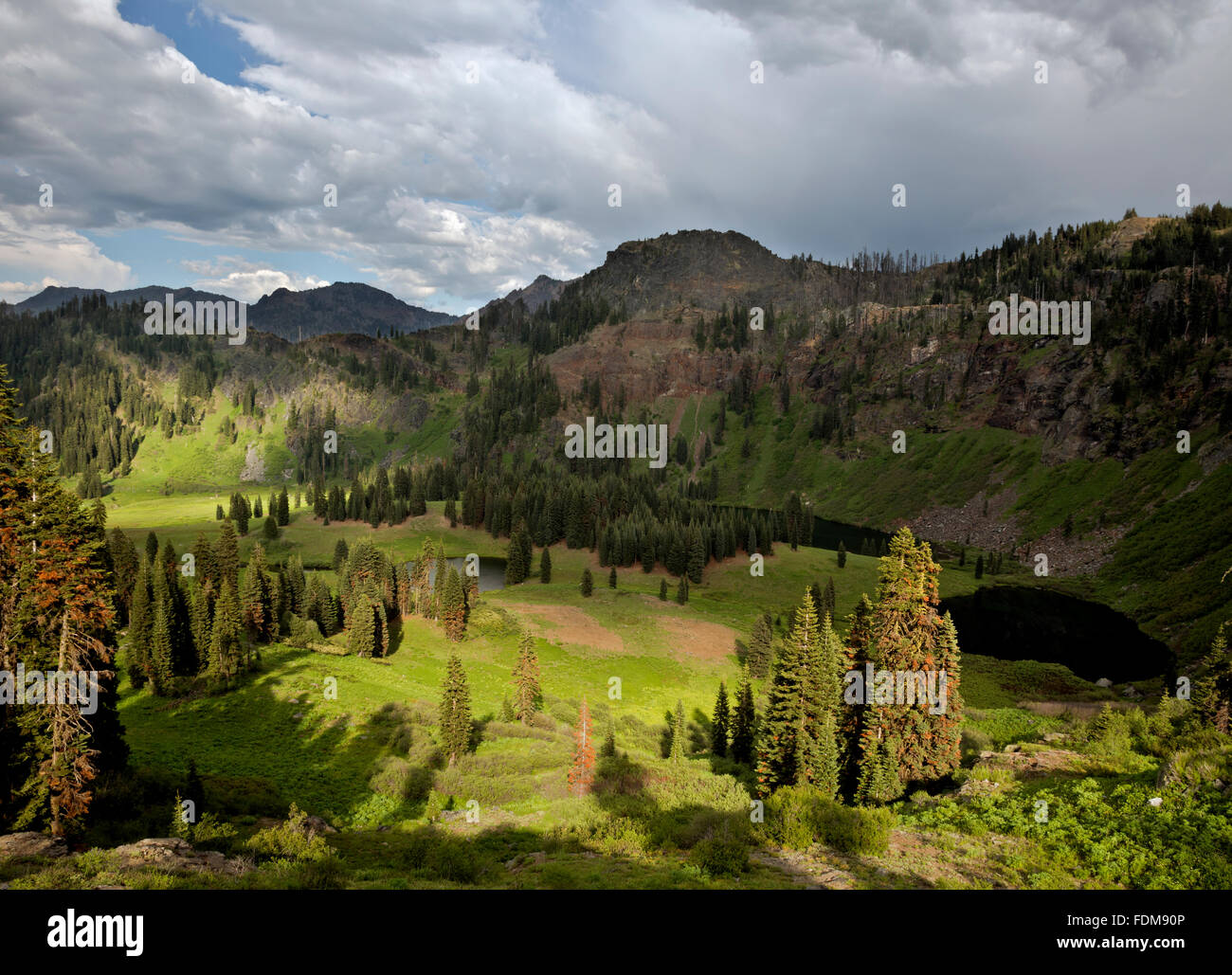 Californie - Sky High inférieure et supérieure et lacs Poêle Lake dans le ciel haut bassin de la montagne de Marbre désert. Banque D'Images