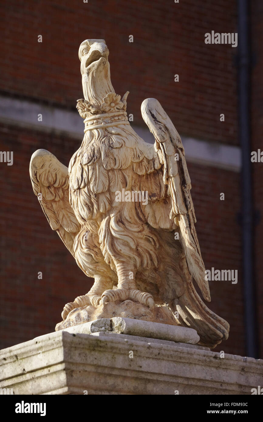 Eagle statue à Osterley, Isleworth, Middlesex. Banque D'Images