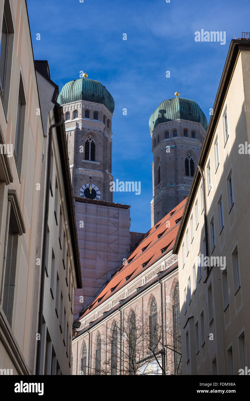 Tours de la Frauekirche à Munich dans la lumière du soleil Banque D'Images