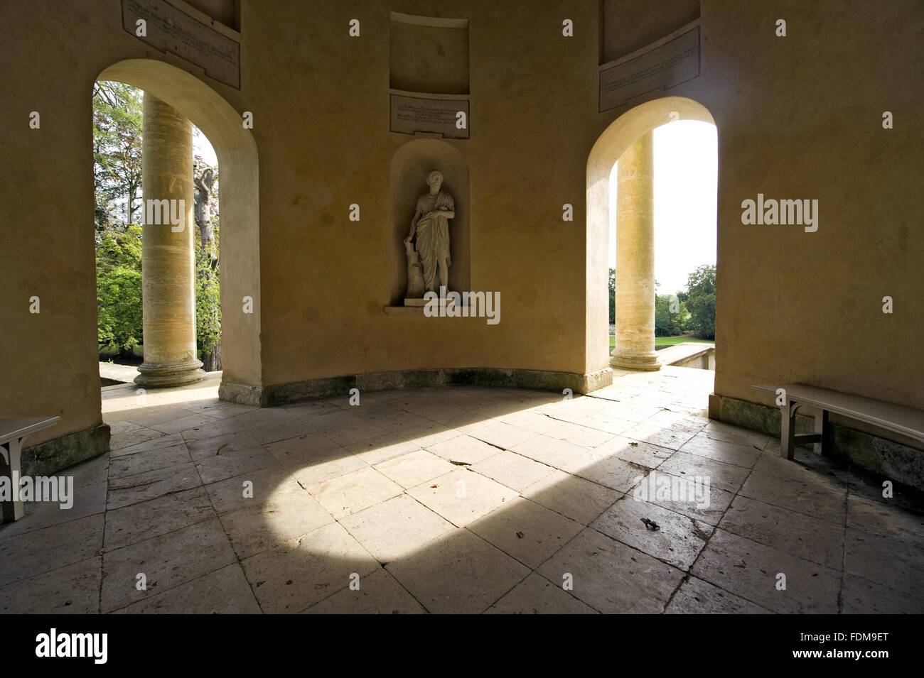 À l'intérieur du temple de l'Antique vertu à Stowe paysage de jardins, dans le Buckinghamshire. Le Temple a été conçu comme un cénotaphe à Socrate, Epaminondas, Lygurgus, et Homerus. Le bâtiment circulaire a été achevé en 1737, conçu par Kent. Banque D'Images