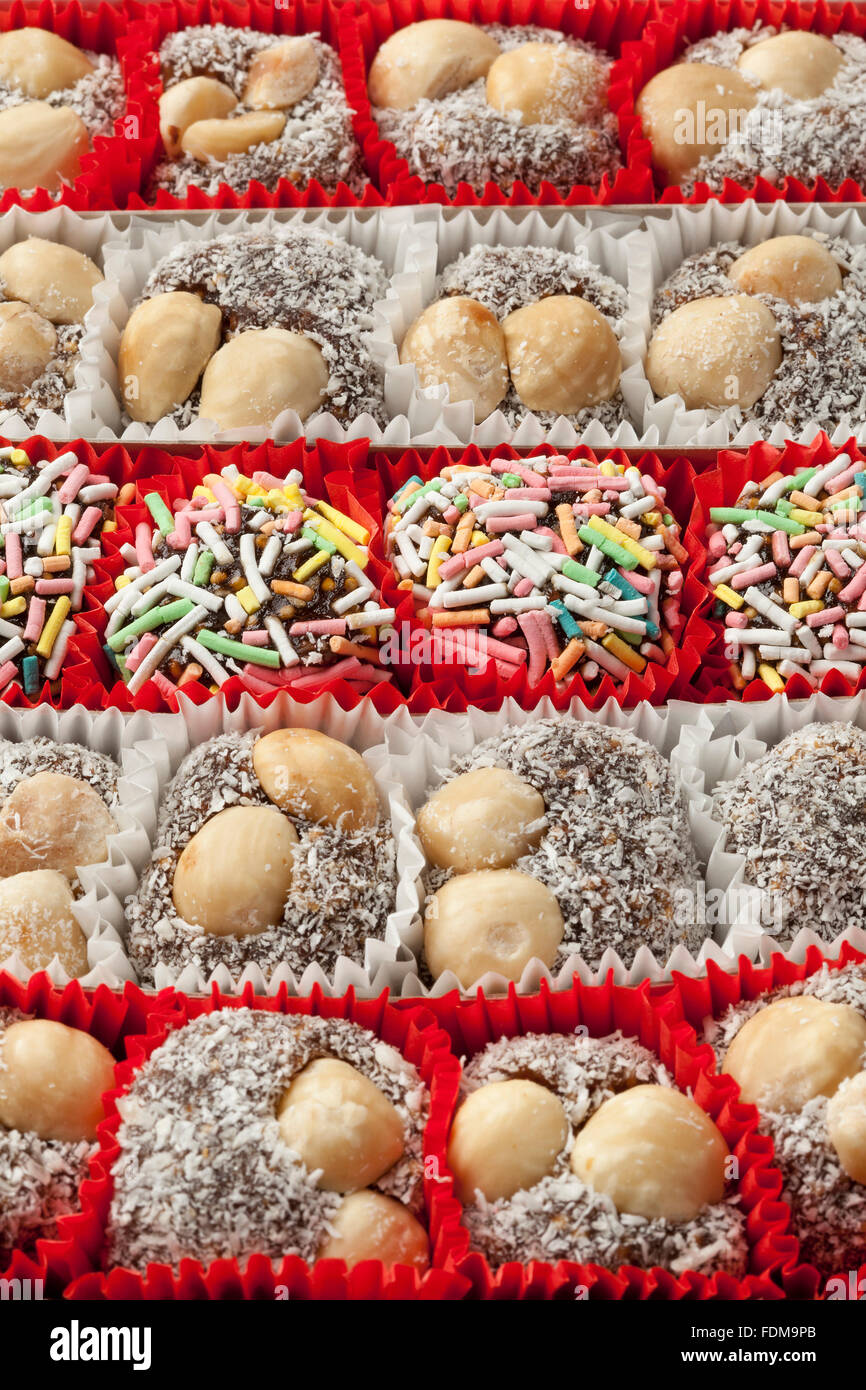 Close up cookies turc colorés sur fond blanc Banque D'Images