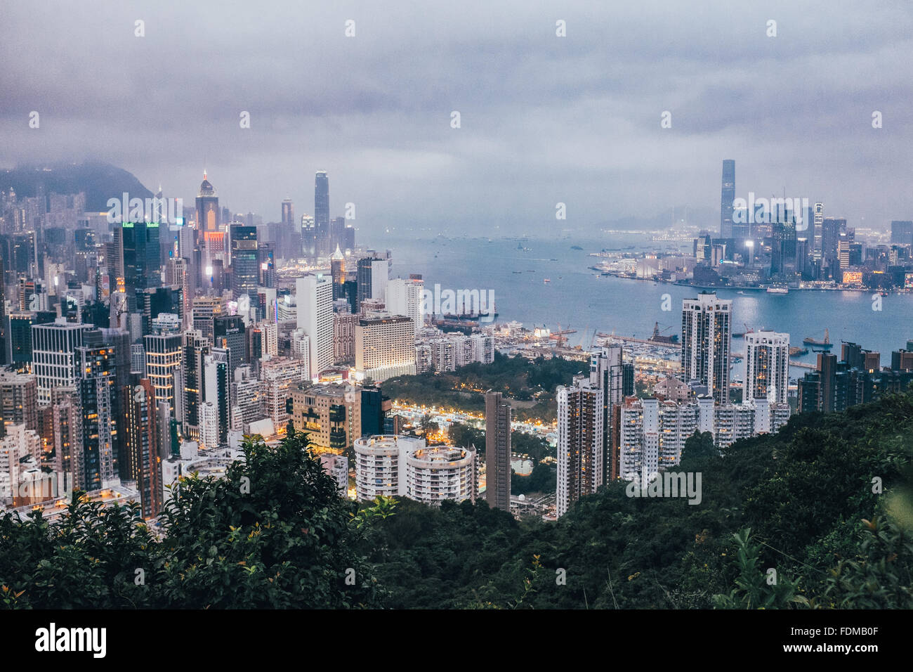 Le port Victoria de Hong Kong la nuit. Banque D'Images