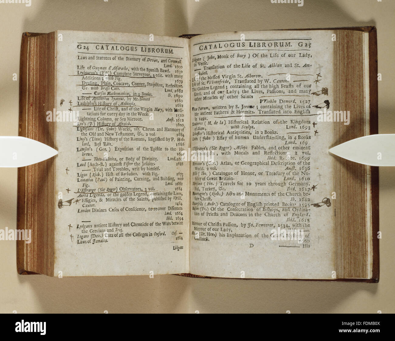 John Hartley's Catalogus librorum universalis, in omni facultate, linguaque insignium, & rarissimorum (Londres : John Hartley, 1699), vol. II, p. G24-G25, à partir de la collection de Sir Richard Ellys (1682-1742) qui fait maintenant partie de la bibliothèque de Blickling Ha Banque D'Images