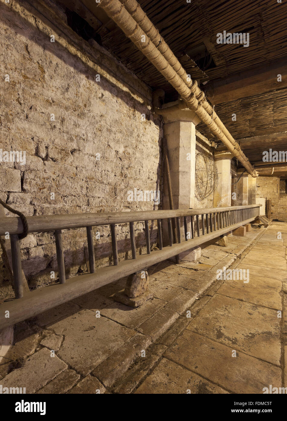 La grande échelle dans la cave à bière Chastleton House, l'Oxfordshire. L'échelle a été utilisée tout au long du xixe siècle, pour la compensation des gouttières et autres travaux d'entretien sur les toits. Banque D'Images