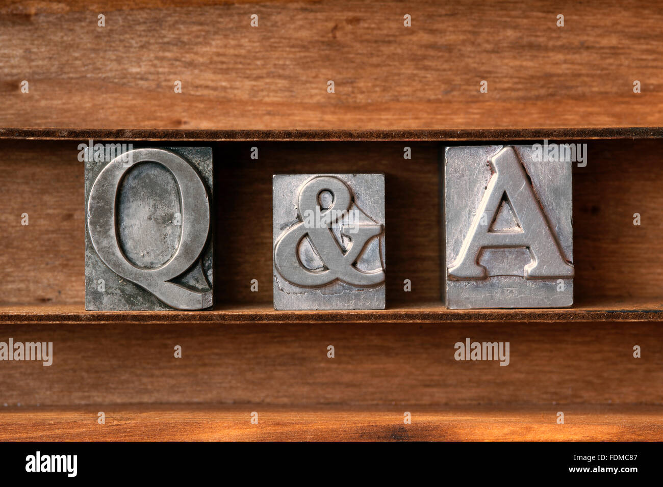 Questions et réponses abréviation faits de type typographique métallique sur plateau en bois Banque D'Images