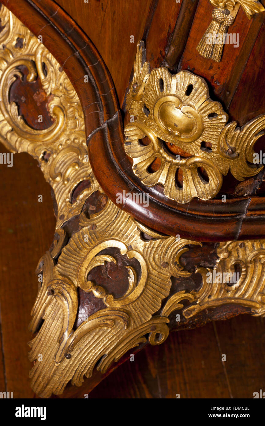 Détail de la décoration de style Rococo allemand commode en acajou par David Roentgen, c.1745, à Beningbrough Hall, Yorkshire du Nord. NT Numéro d'inventaire : 1190873. Banque D'Images