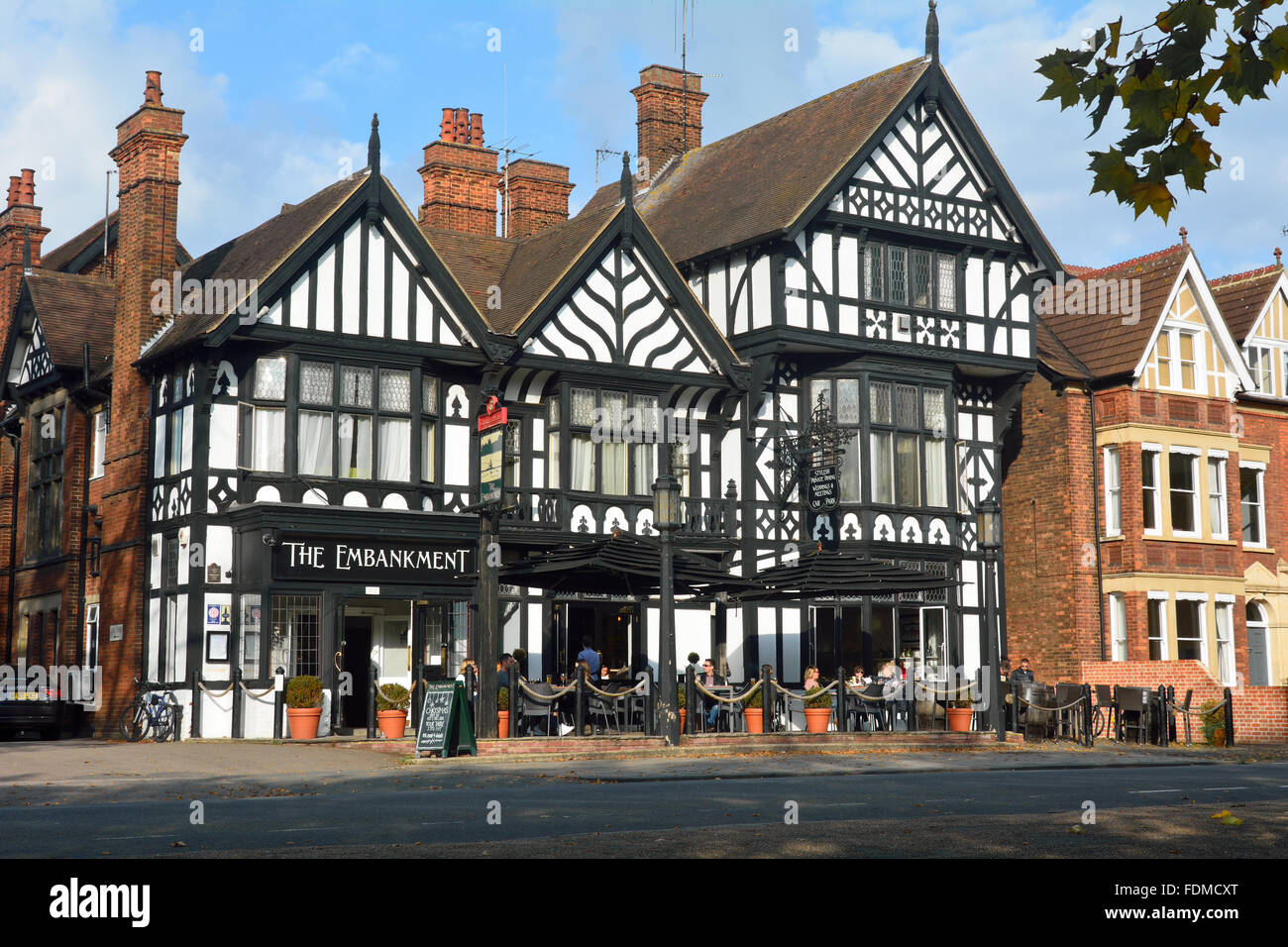 L'Embankment Hotel un pub gastronomique populaire avec repas en plein air sur le quai à Bedford, Bedfordshire, Angleterre Banque D'Images