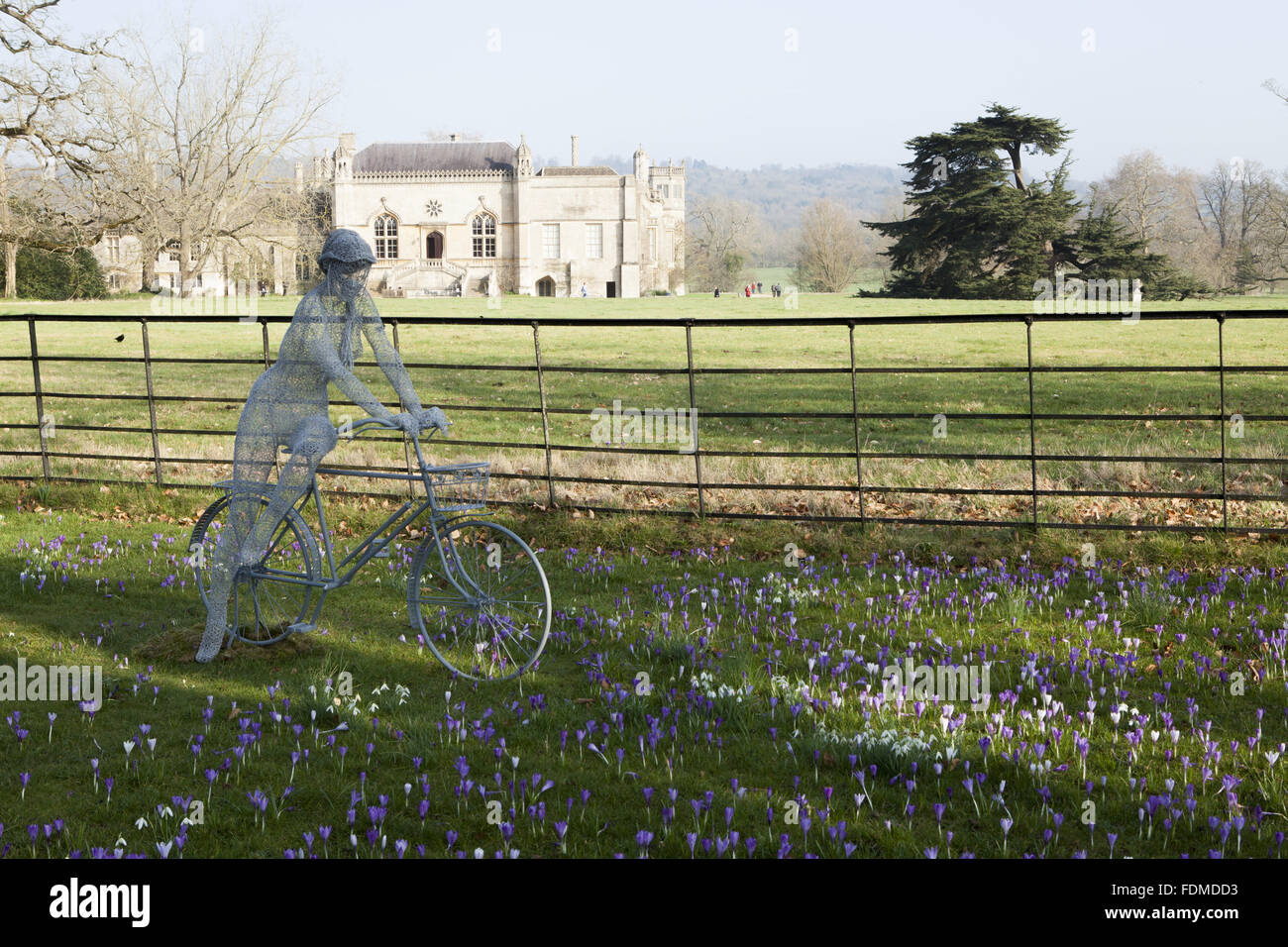 Sculpture fil de la Dame et la location par Derek Kinzett dans le parc au printemps à l'abbaye de Lacock, Wiltshire. Banque D'Images