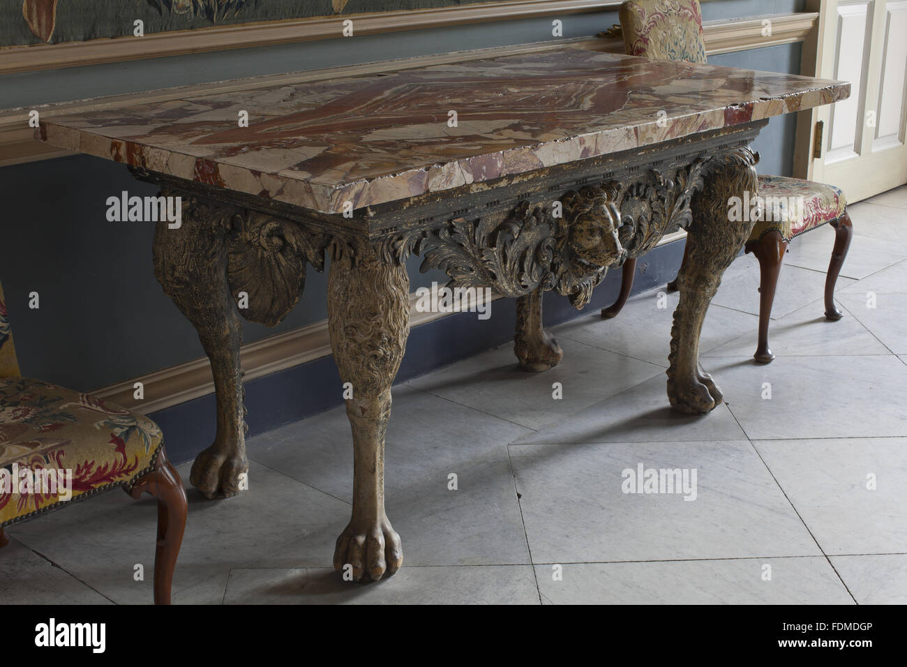 Table en bois doré recouvert de marbre dans le style de William Kent c.1730, dans le salon à Clandon Park, Surrey. Les jambes sont sculptées avec des masques de lion paw et pieds. Banque D'Images