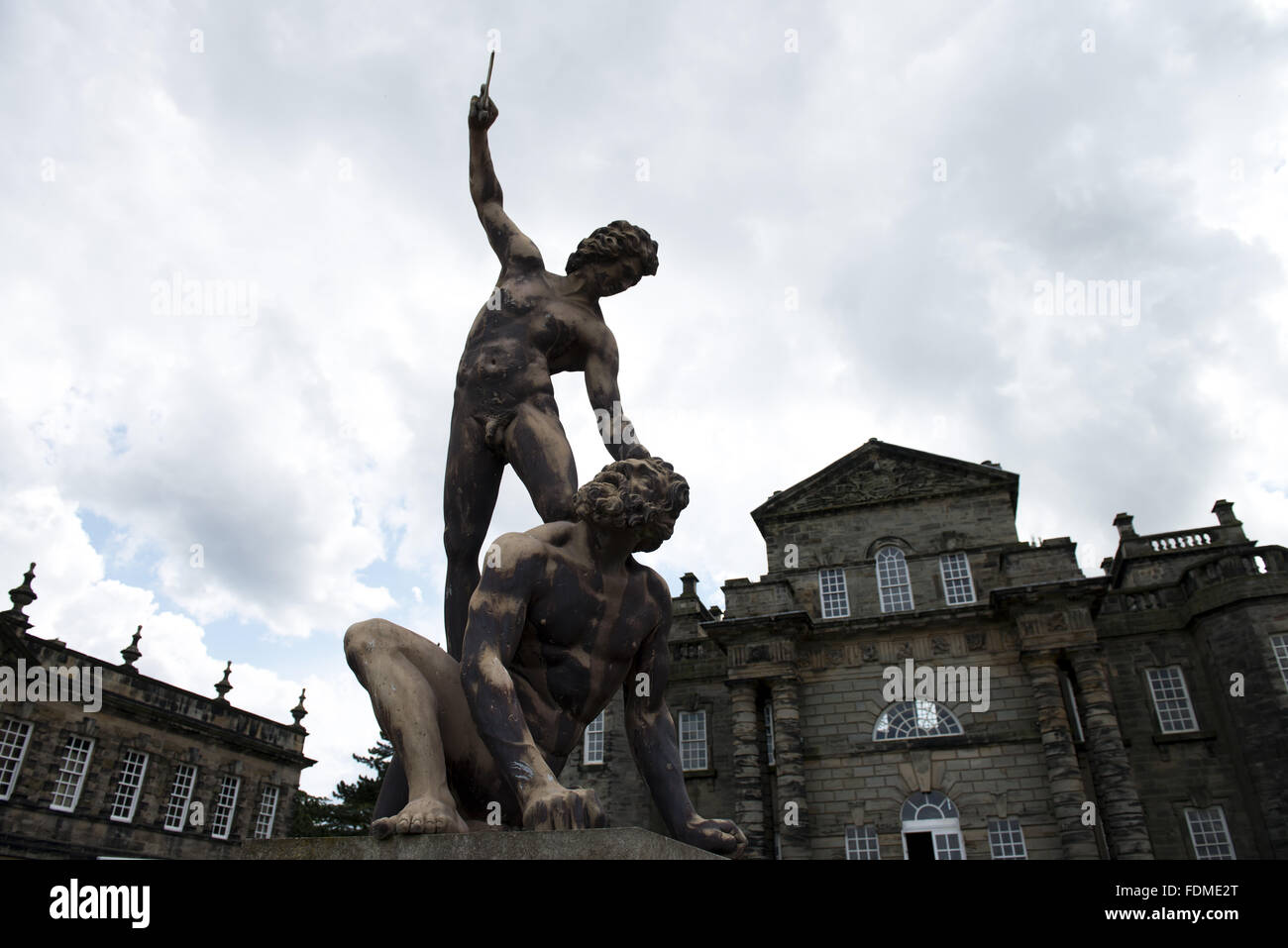 Statue de David et Goliath à Seaton Delaval Hall, dans le Northumberland. La maison a été construite pour l'amiral George Delaval par Sir John Vanbrugh, entre 1718 et 1728, en style baroque. Banque D'Images