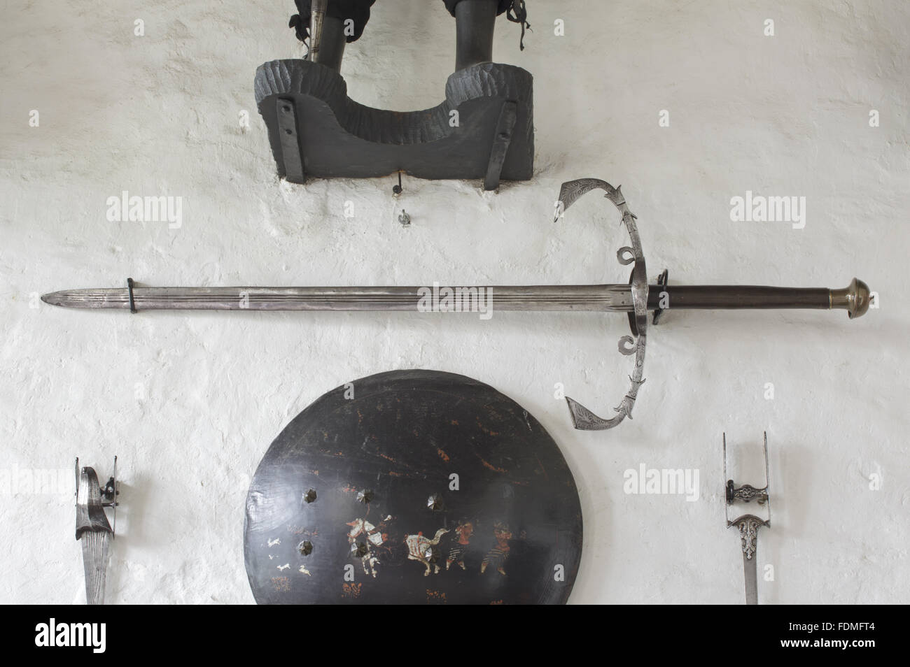 Les deux traités, l'allemand, l'épée composite c.1600, sur le mur dans le hall de Cotehele, Cornwall. Banque D'Images