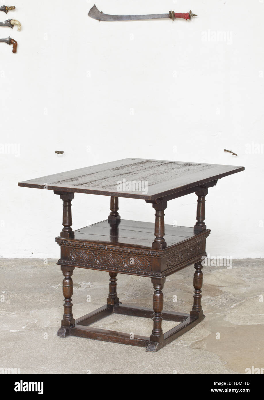 Le président de la table en chêne, avec rabattement, anglais, 1627, présentée ici dans sa forme de table, dans le hall de Cotehele, Cornwall. Numéro d'Inventaire National Trust : 347691 Banque D'Images