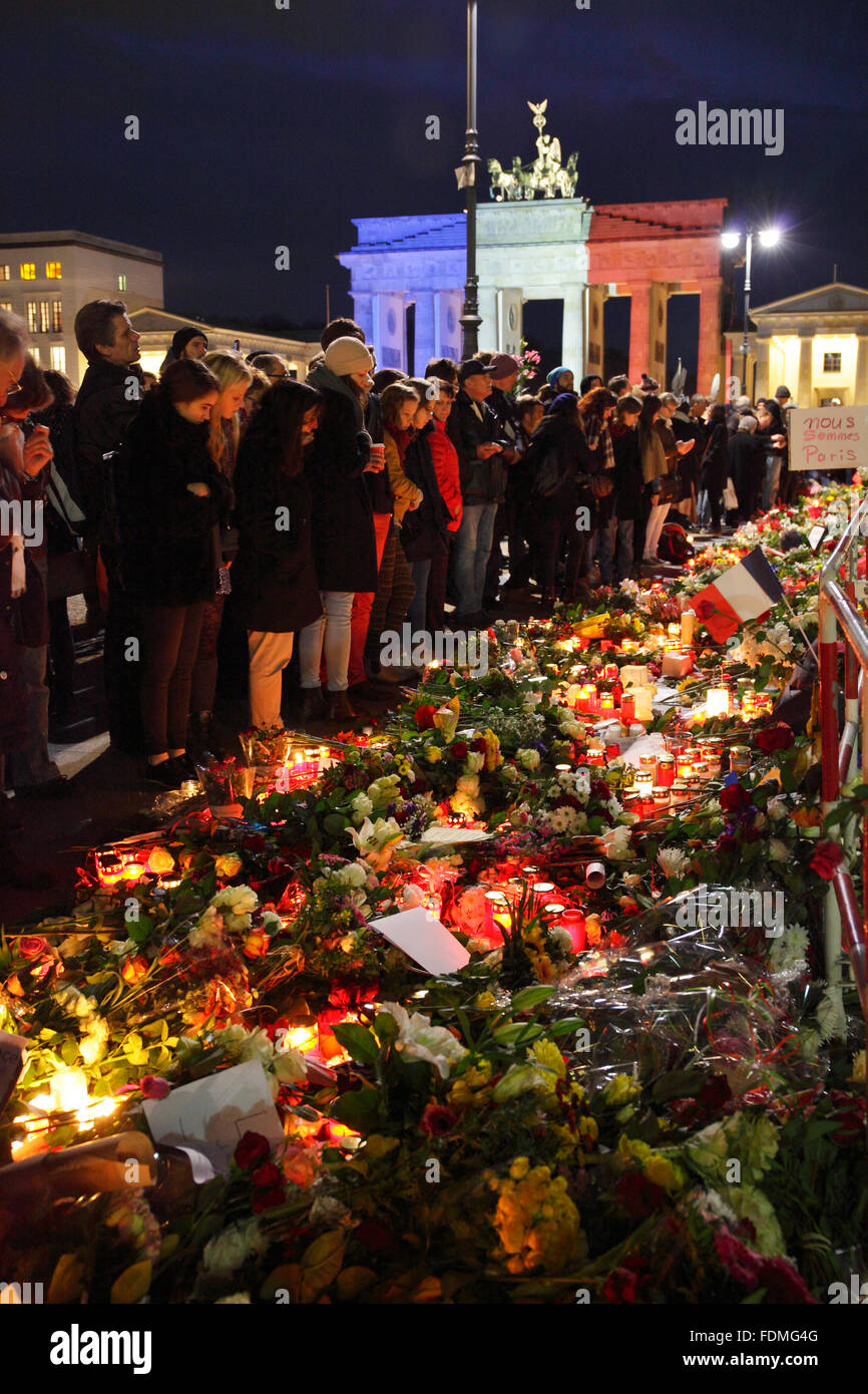 Berlin, Allemagne, les personnes à l'Ambassade de France à l'occasion des attaques terroristes le 13 novembre 2015 à Paris Banque D'Images