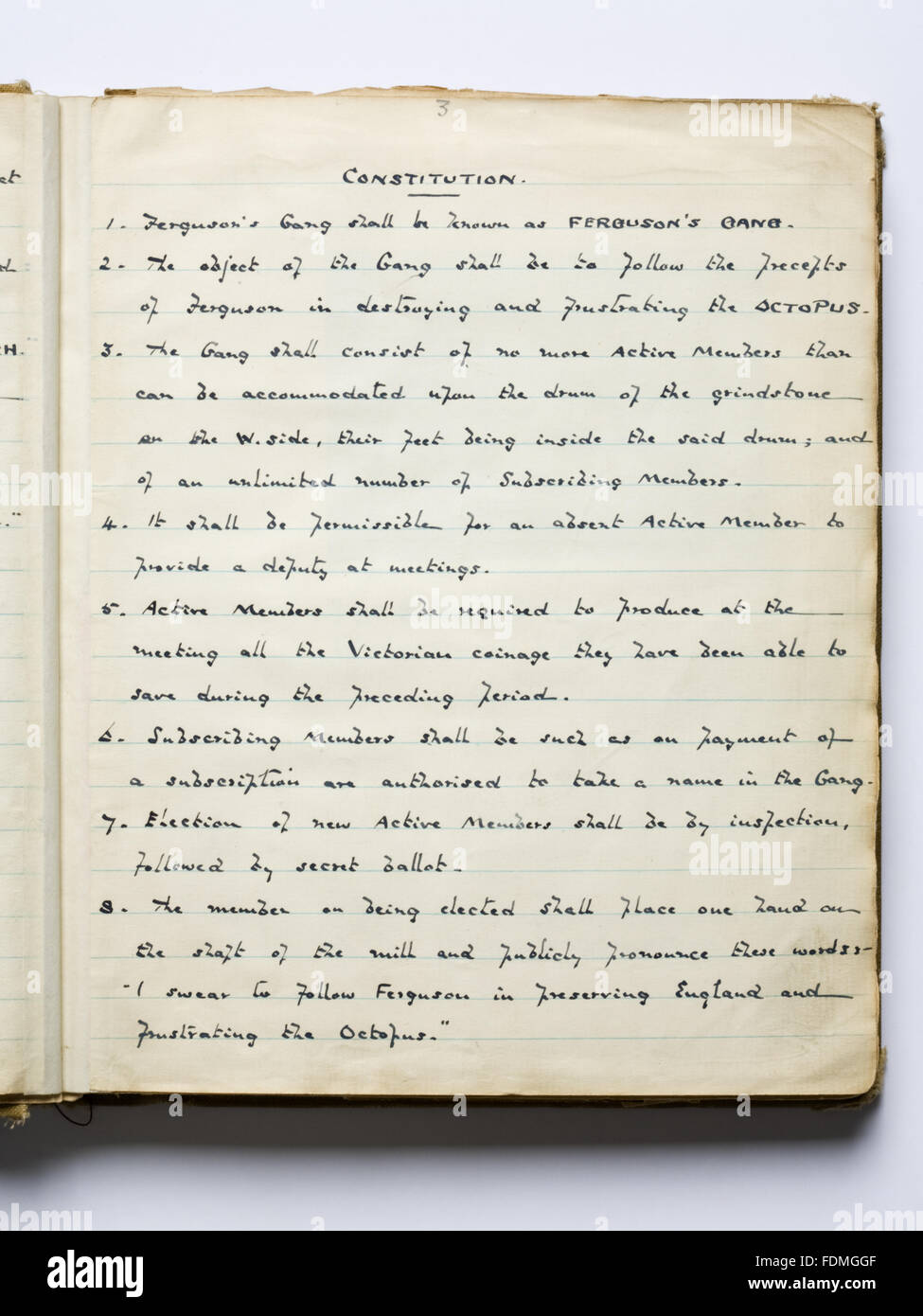 Photographie de la constitution écrite à la main dans la 'Boo' (livre) de Ferguson de la bande qui étaient un groupe de bienfaiteurs anonymes actif durant les années 1930. Banque D'Images