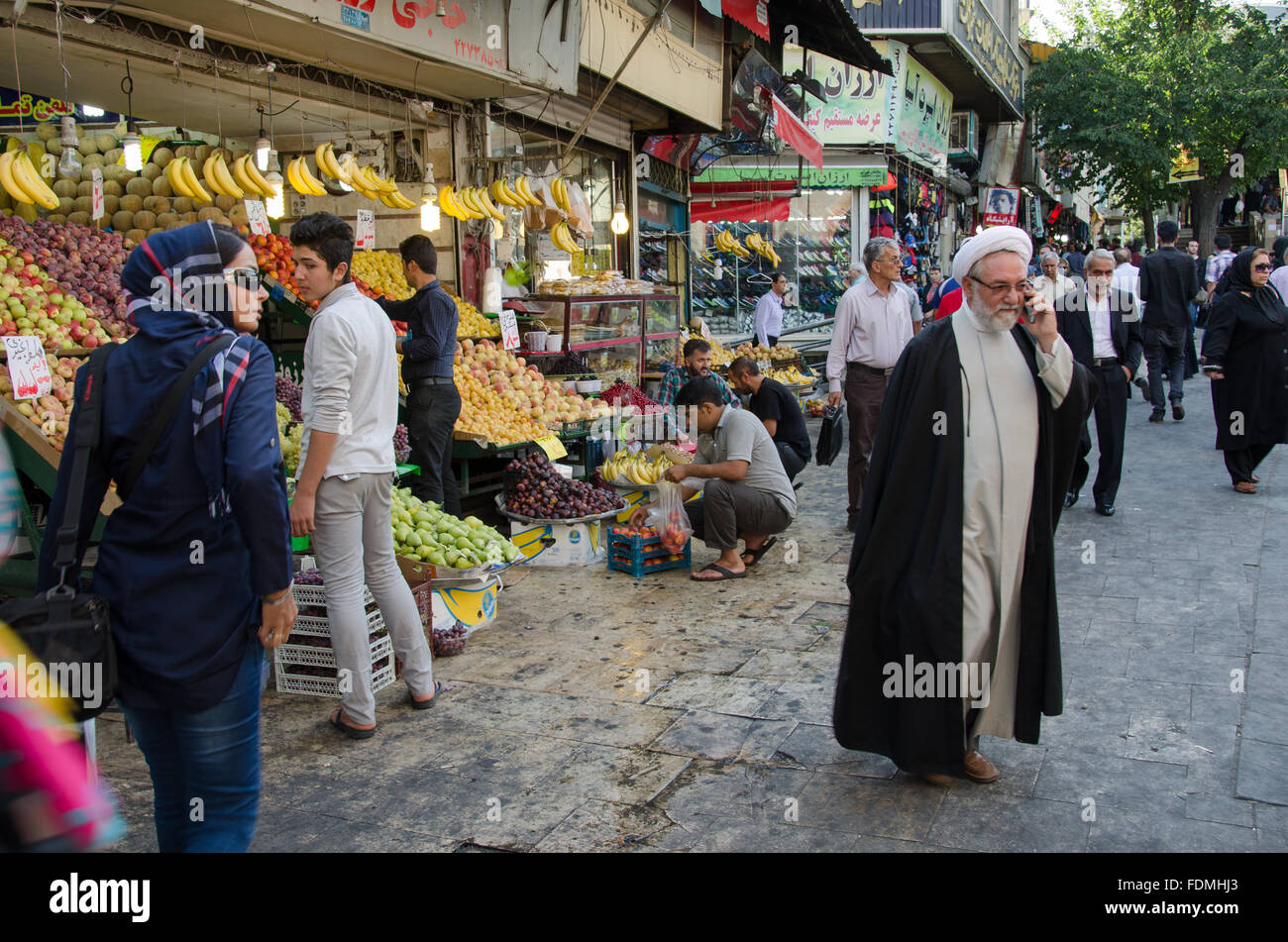 Homme religieux (Mollah) parle sur son téléphone mobile au bazar Tajrish , Téhéran, Iran. Banque D'Images