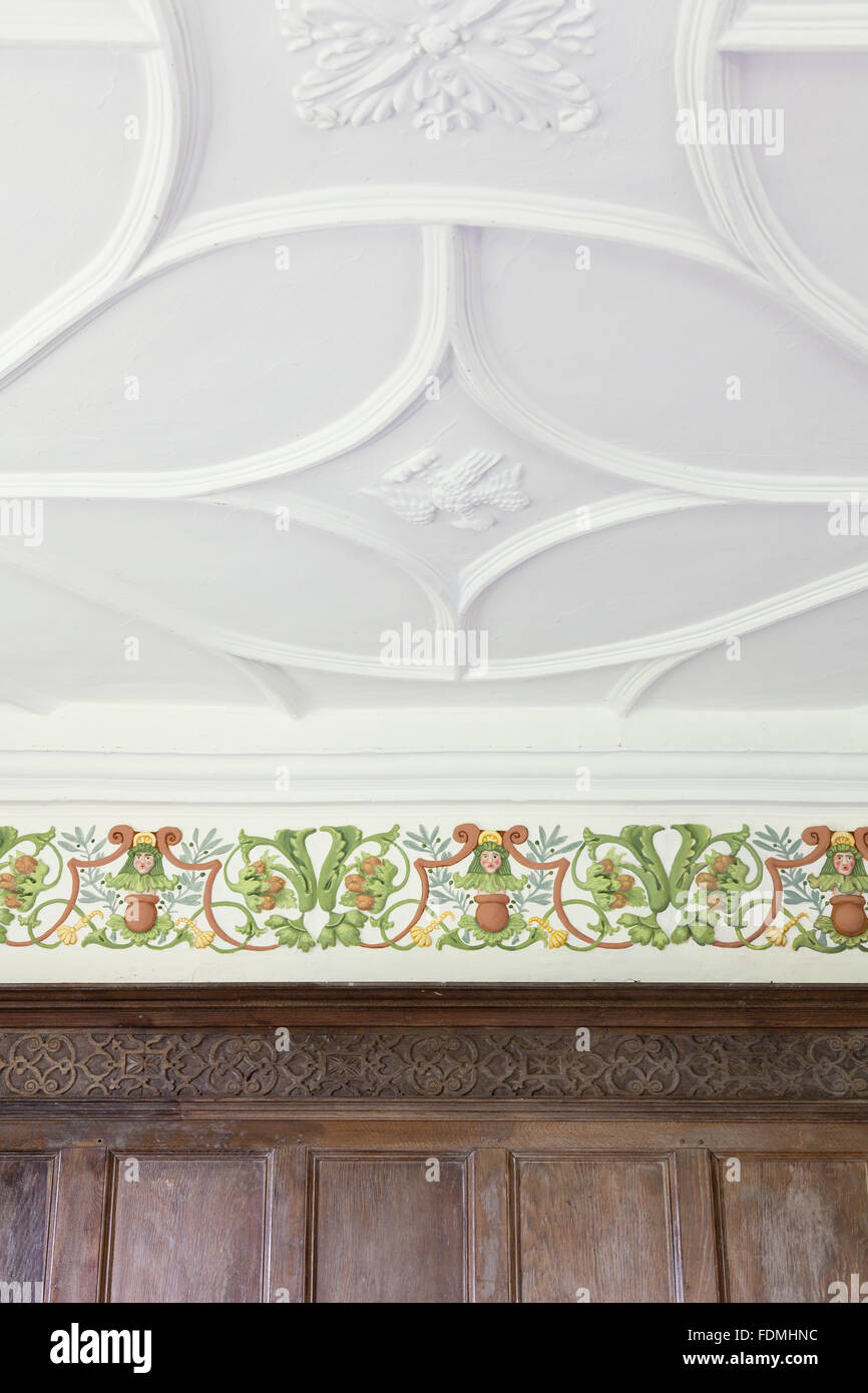 Le plafond en plâtre et plâtre peint dans la frise Chambre Tudor à Avebury  Manor, dans le Wiltshire Photo Stock - Alamy