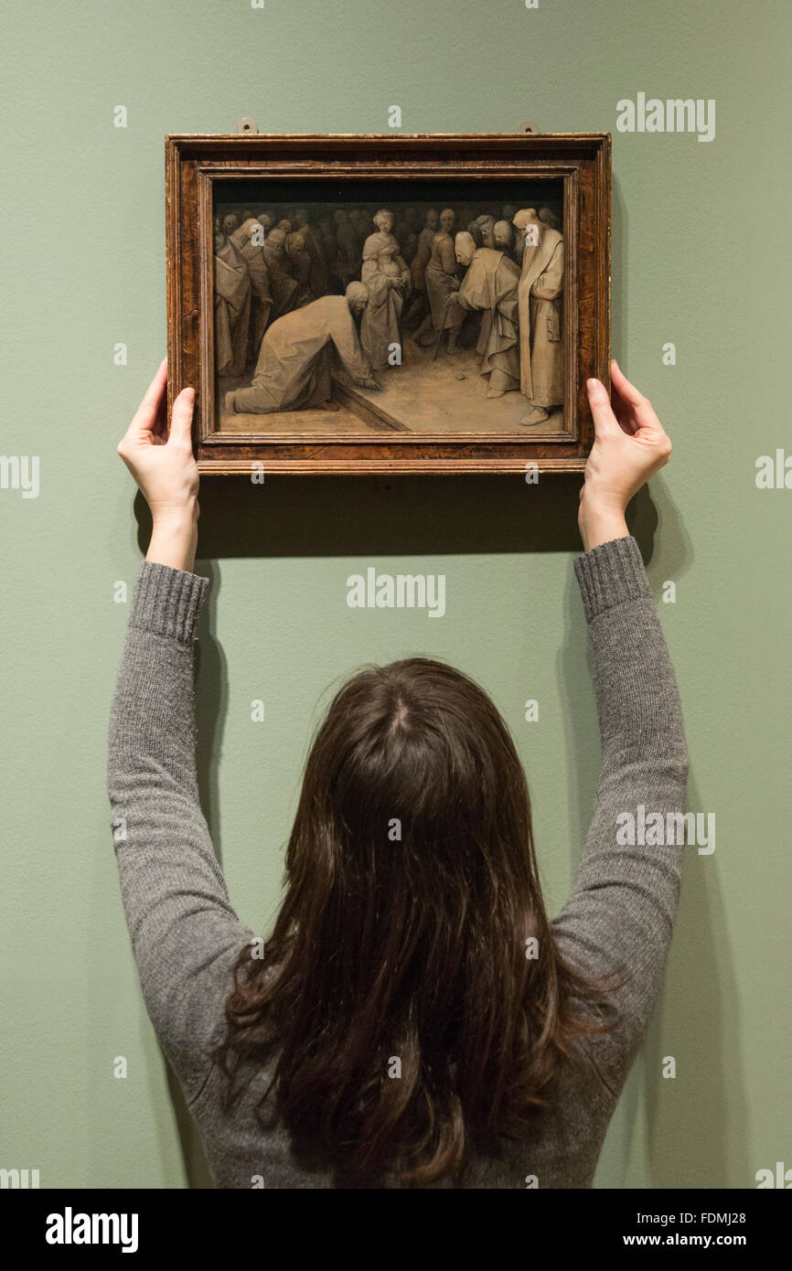 Londres, Royaume-Uni. 1 février 2016. Une galerie Courtauld employé détient la peinture de Bruegel le Christ et la femme adultère, 1565. Bruegel en noir et blanc : Trois « Grisailles » réuni à la Courtauld Gallery. Du 4 février au 8 mai 2016 Pieter Bruegel l'ancien survivant de trois peintures grisaille seront présentées ensemble pour la première fois à la Courtauld Gallery. Les trois groupes seront accompagnés par des comparaisons de imprime et, aux côtés d'autres répliques de « grisailles » indépendant d'examiner leur héritage et l'élaboration de ce genre en Europe du Nord. Banque D'Images