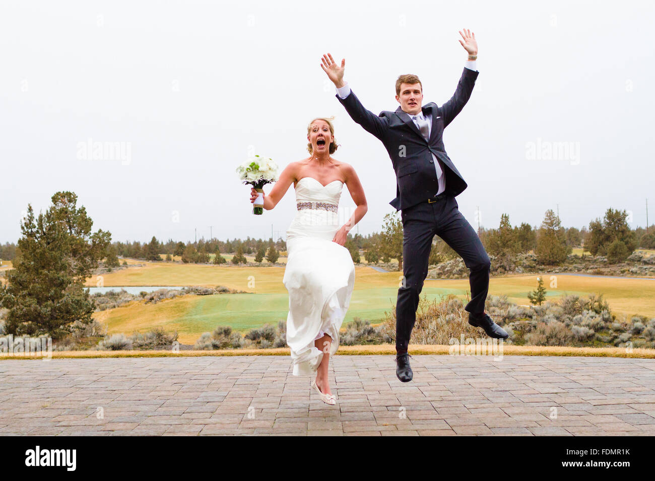 Centre de l'Oregon mariage portrait des mariés à l'extérieur l'hiver. Banque D'Images