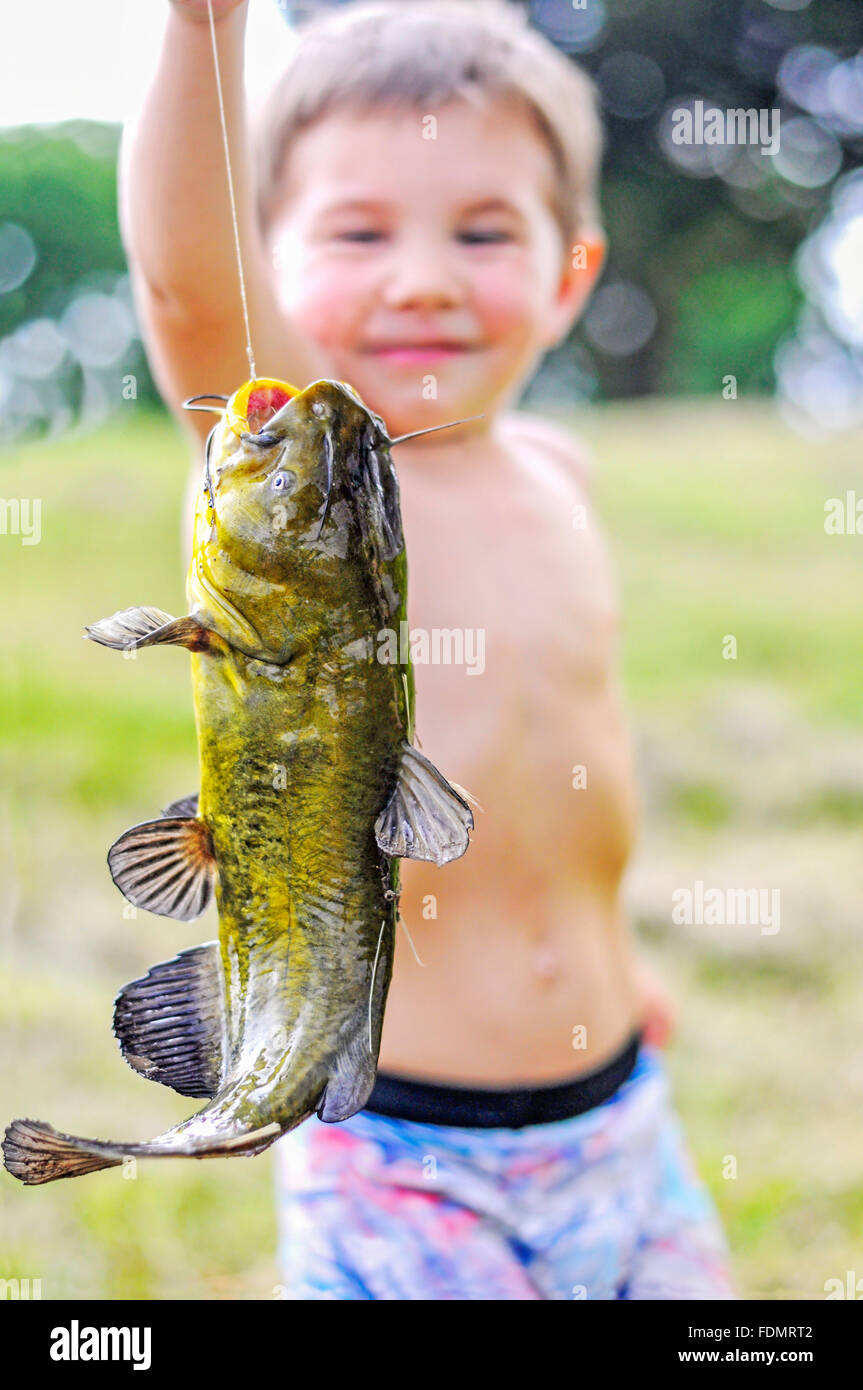 Enfant tenant premier poisson Banque D'Images