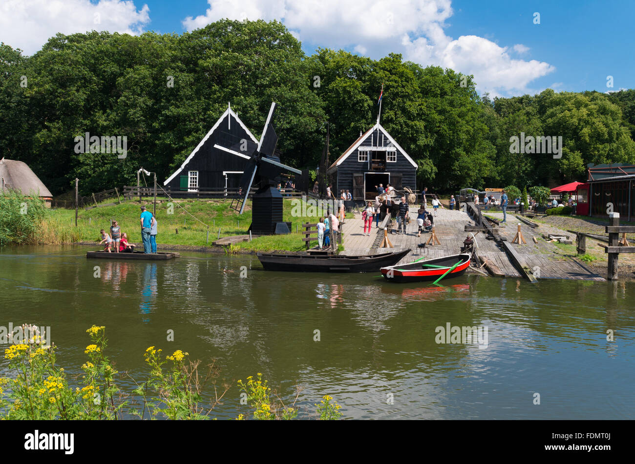 ARNHEM, Pays-Bas - 26 juillet 2015 : pas de touristes dans les Pays-Bas Open Air Museum. Le musée montre l'histoire néerlandaise fro Banque D'Images