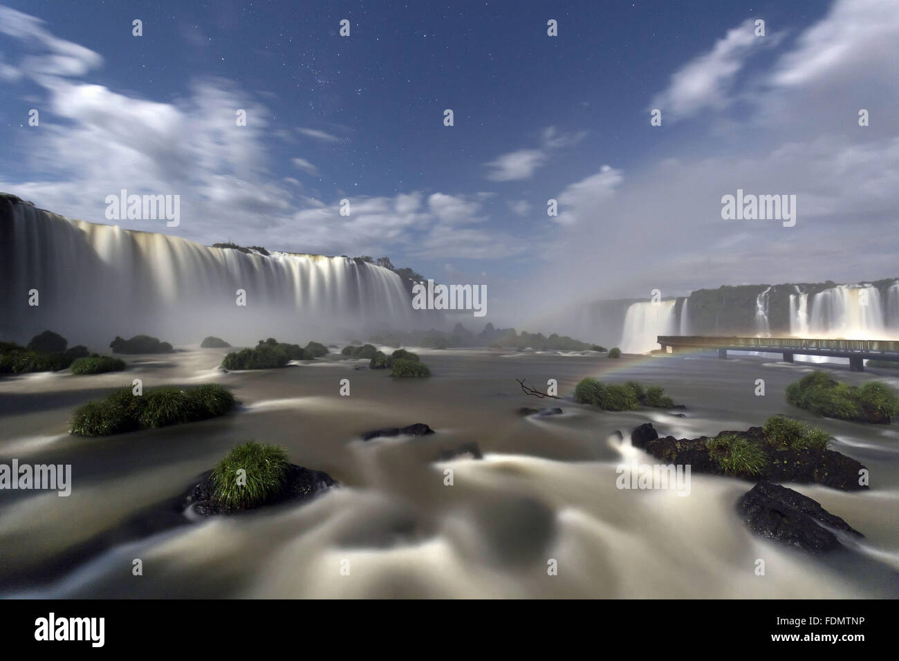 Arc-en-ciel de nuit formé par la lumière de la pleine lune dans les chutes d'Iguaçu Banque D'Images